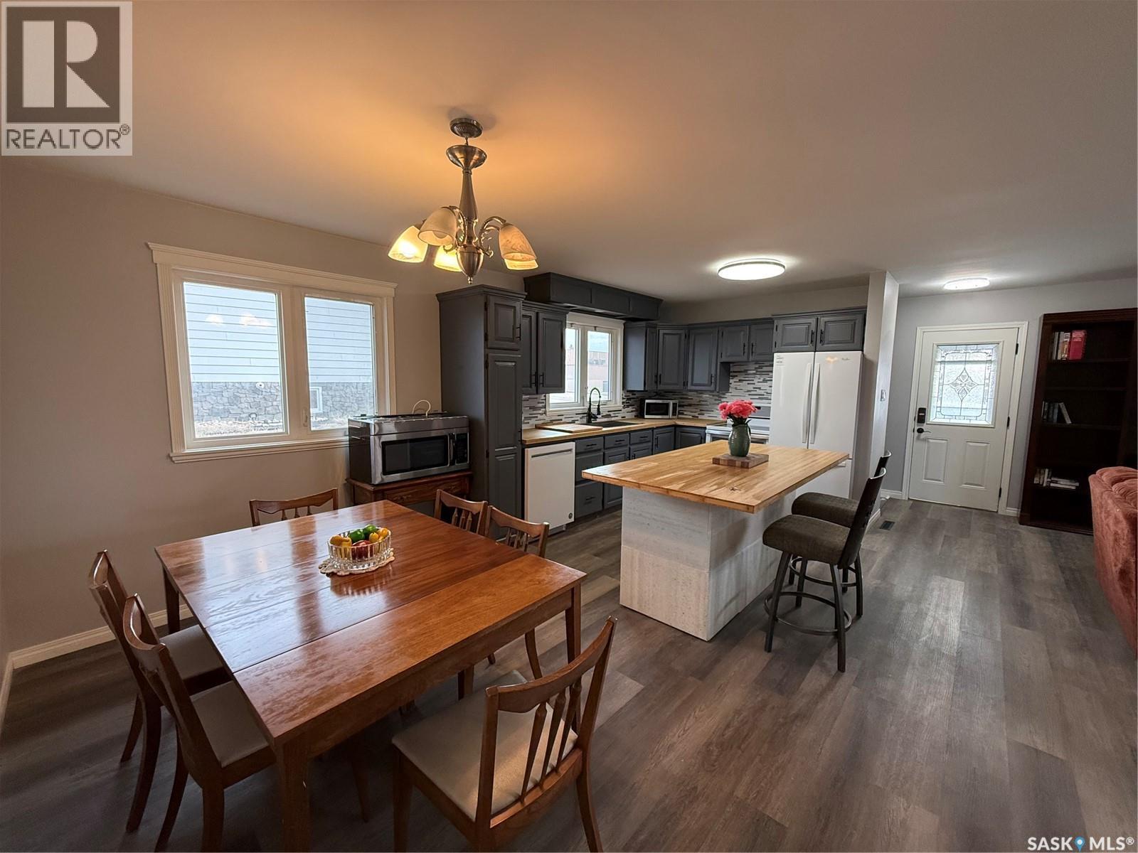 801 Lorne Street W Property Photo 3