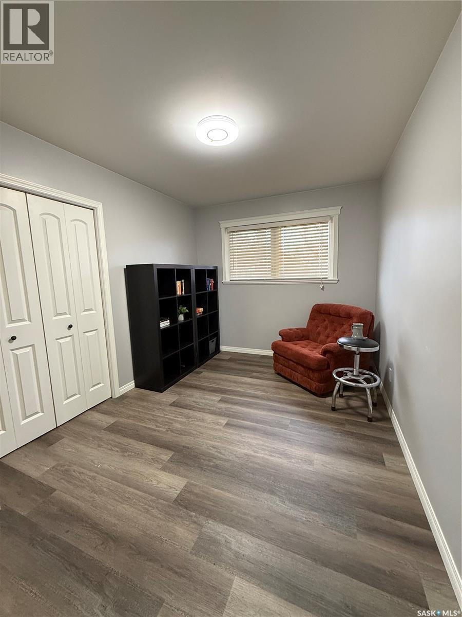 801 Lorne Street W Property Photo 6