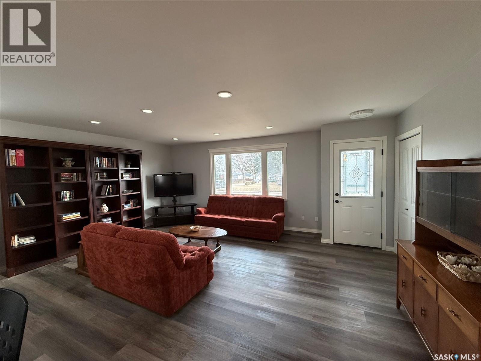 801 Lorne Street W Property Photo 11