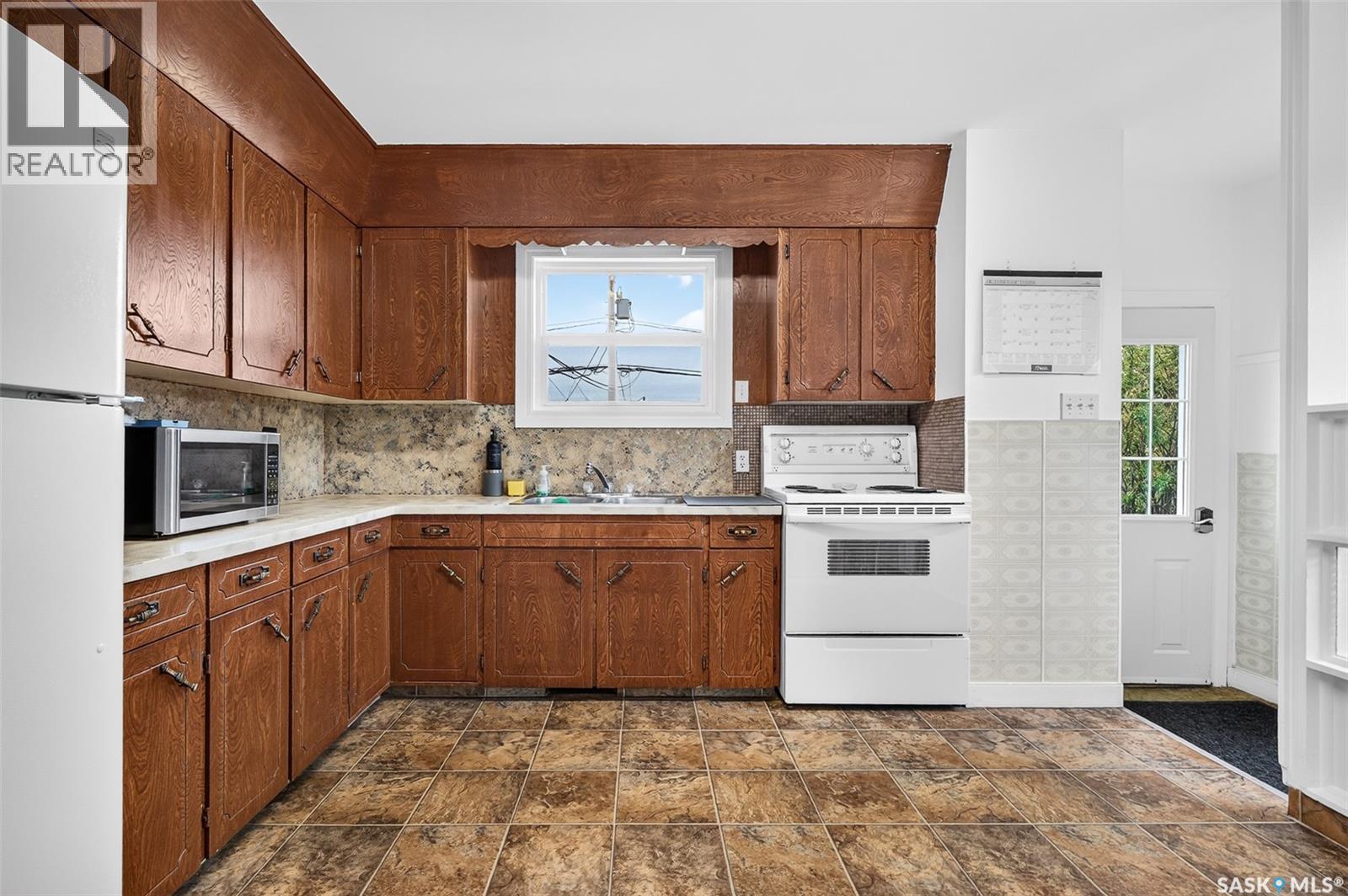 506 Lillooet Street W Property Photo 13