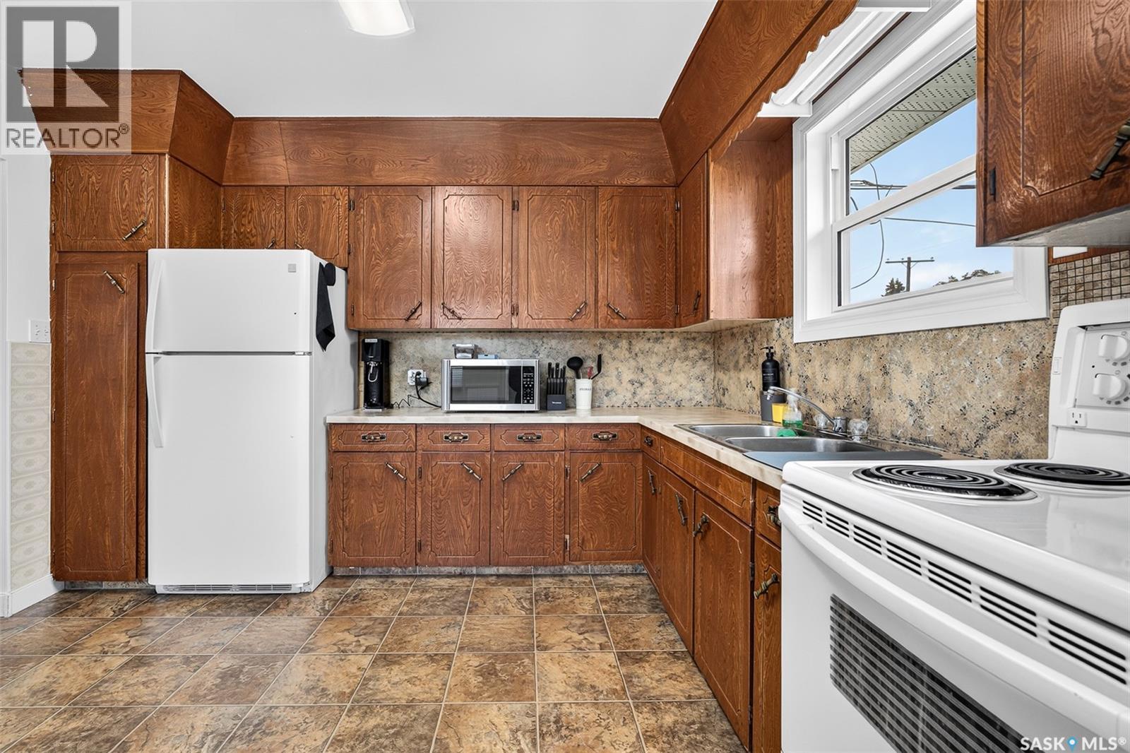 506 Lillooet Street W Property Photo 14