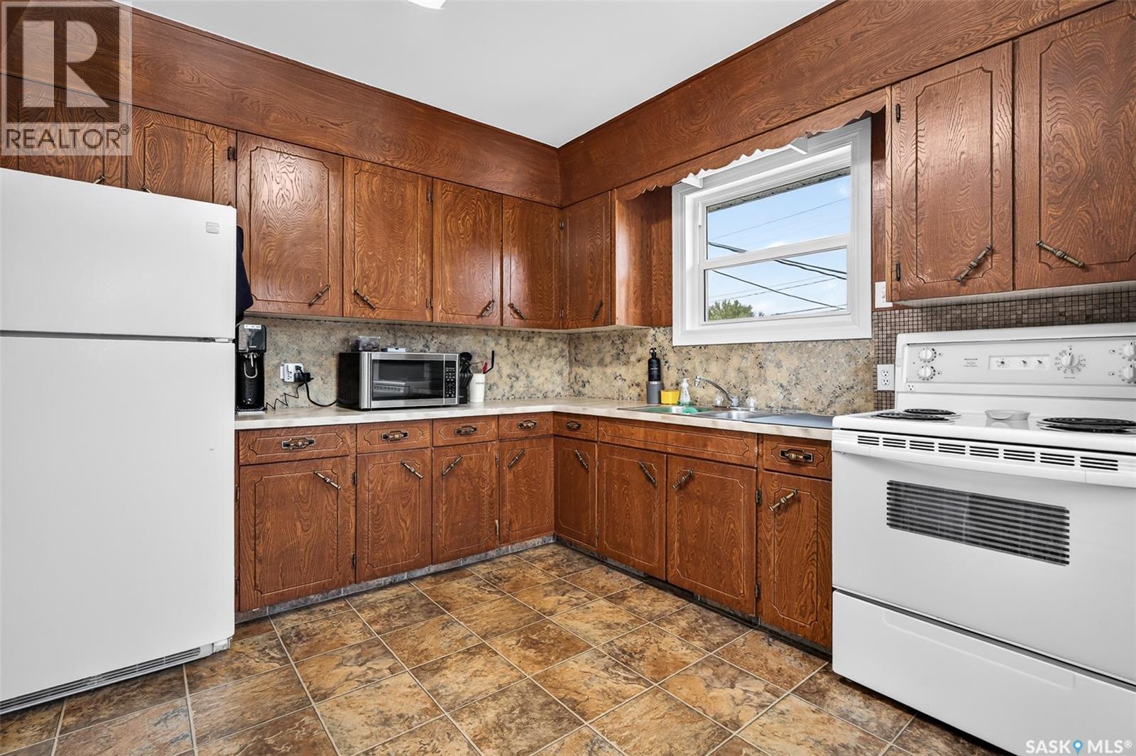 506 Lillooet Street W Property Photo 15