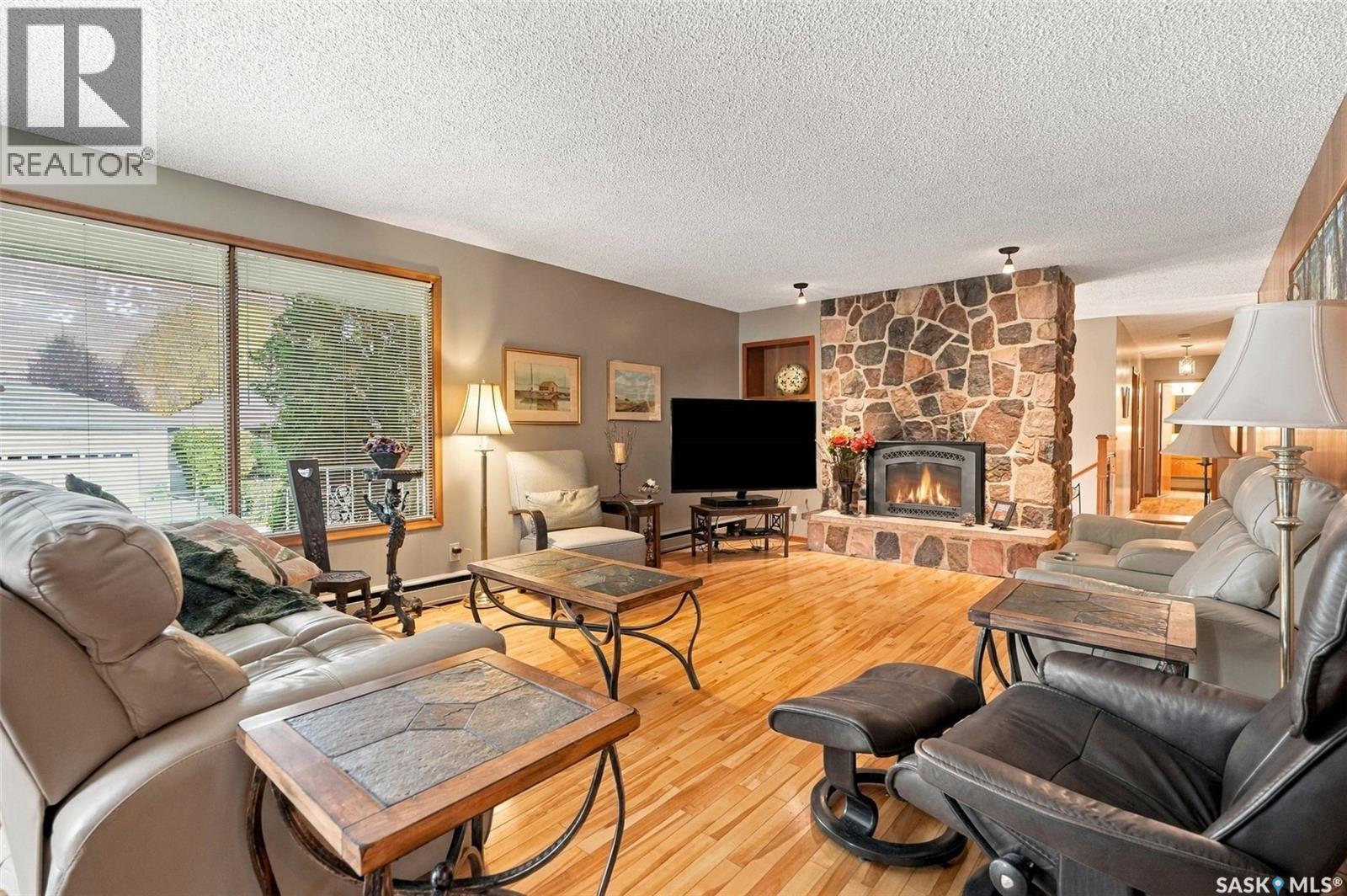 4002 Elphinstone Street Property Photo 2