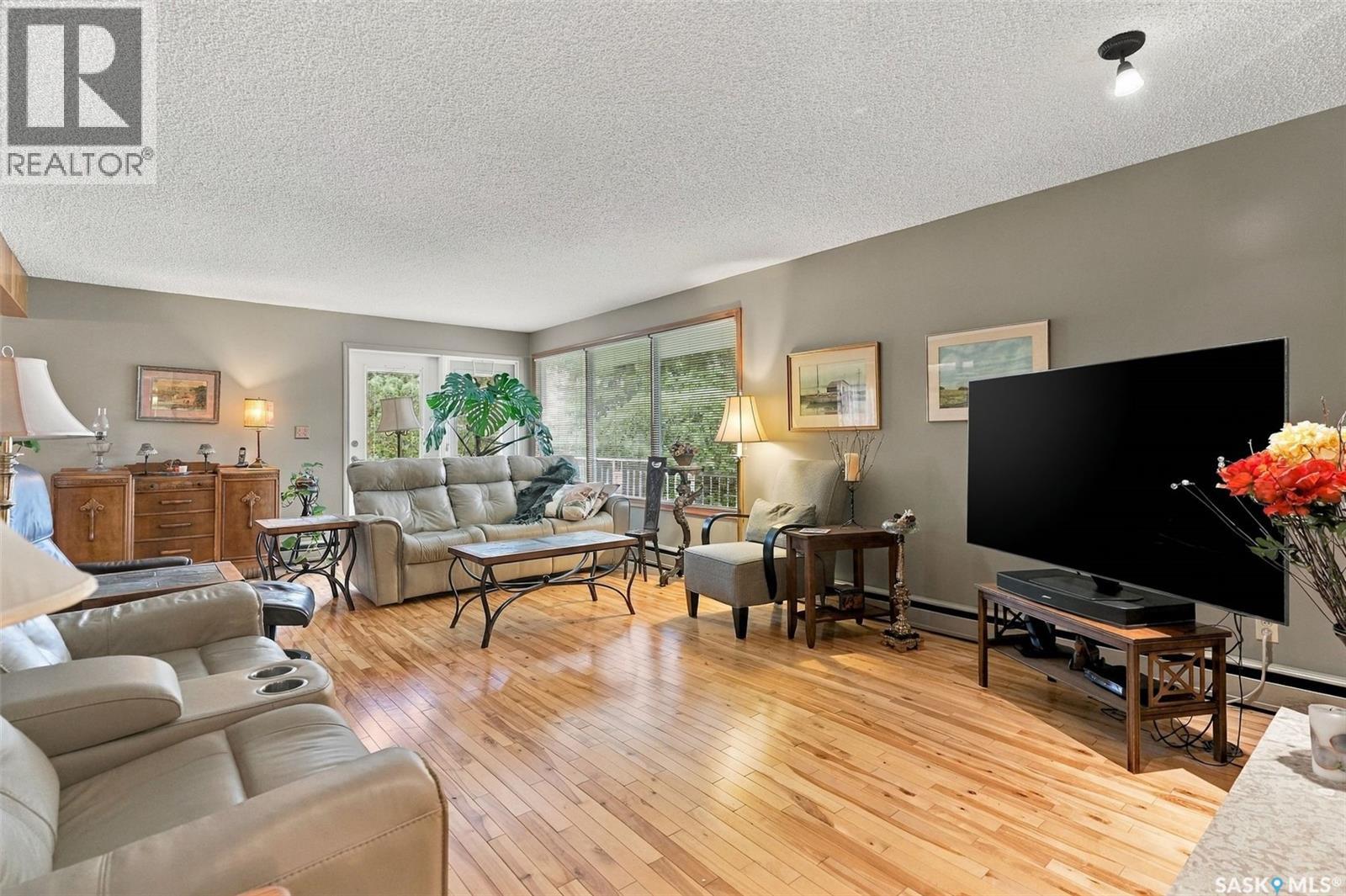 4002 Elphinstone Street Property Photo 3