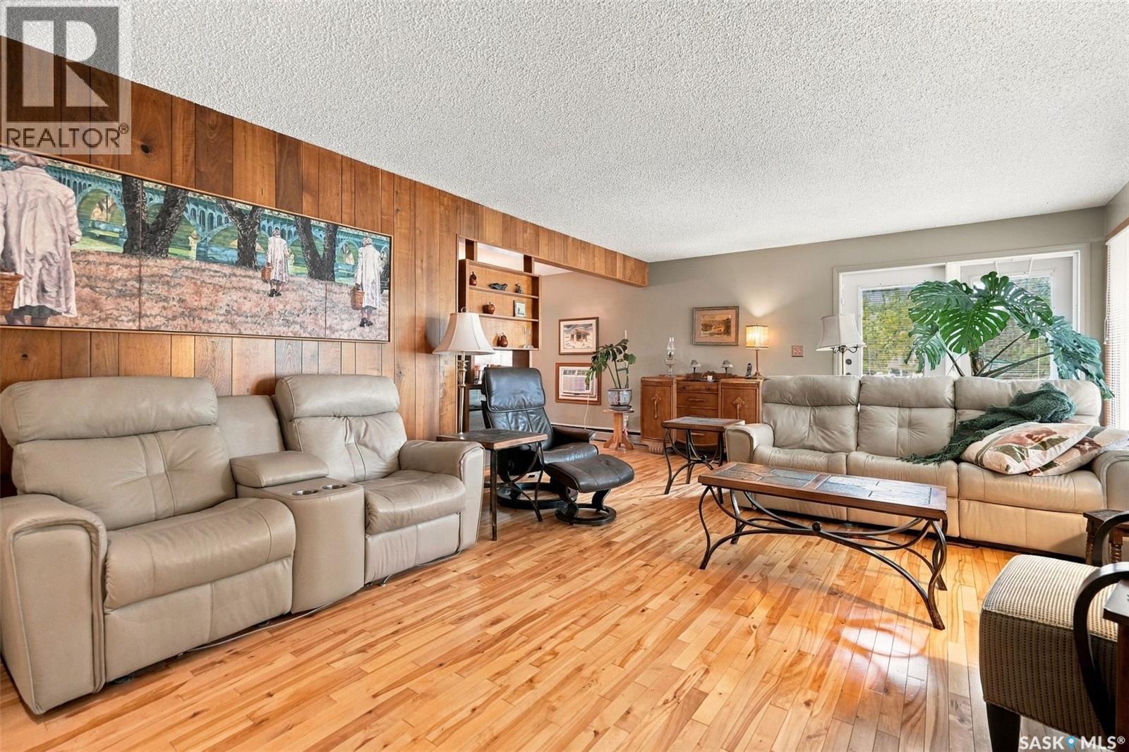 4002 Elphinstone Street Property Photo 4