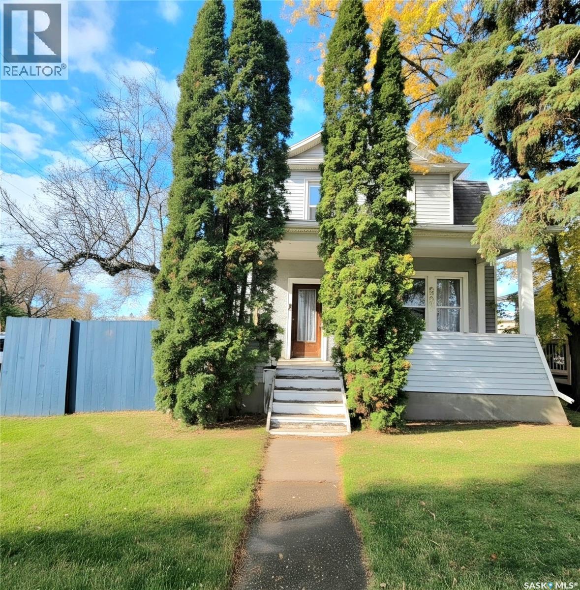 261 22nd Street E Property Photo 2