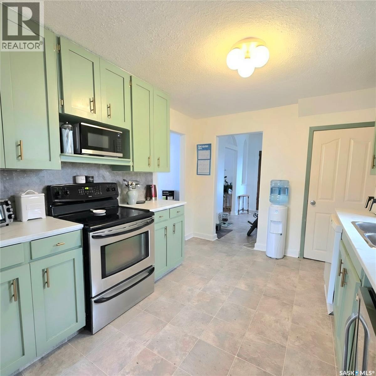 261 22nd Street E Property Photo 6