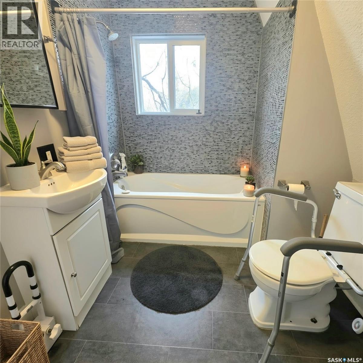261 22nd Street E Property Photo 21