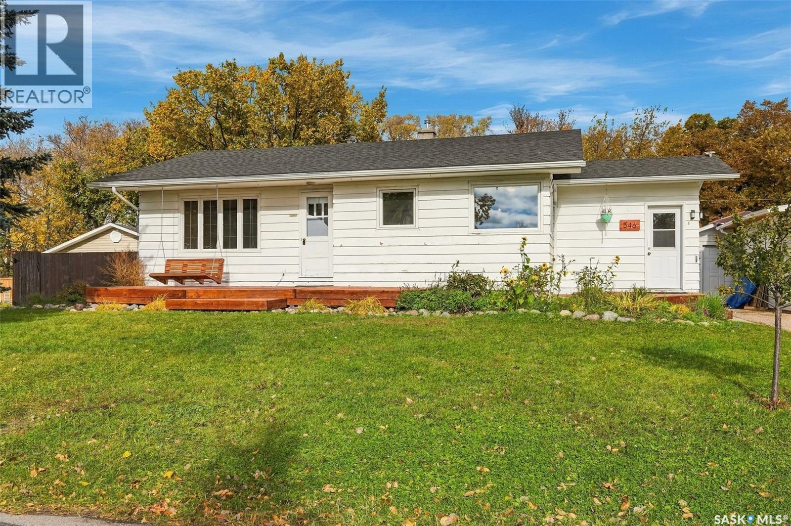 546 Elm Crescent Property Photo 2