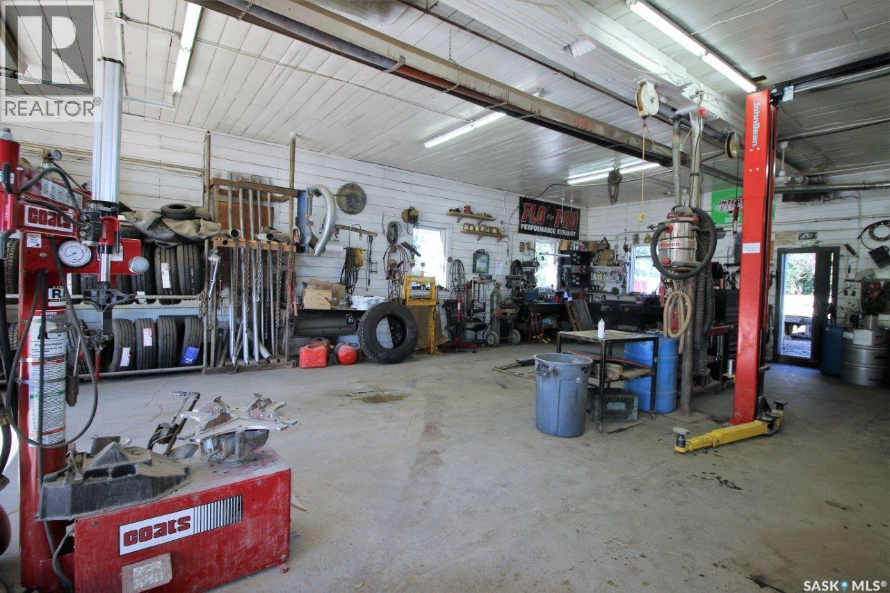 102 1st Avenue W Property Photo 4