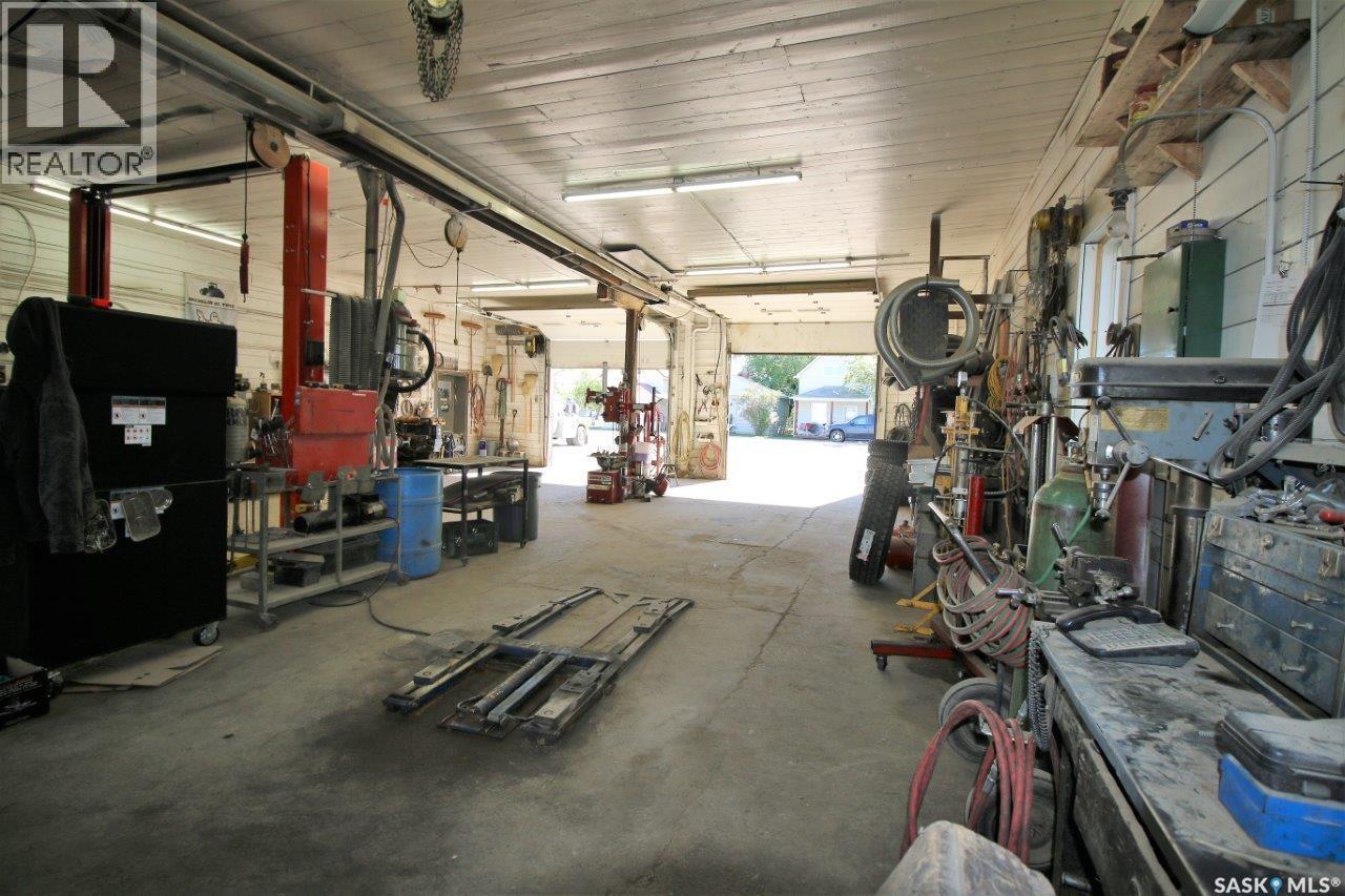 102 1st Avenue W Property Photo 5