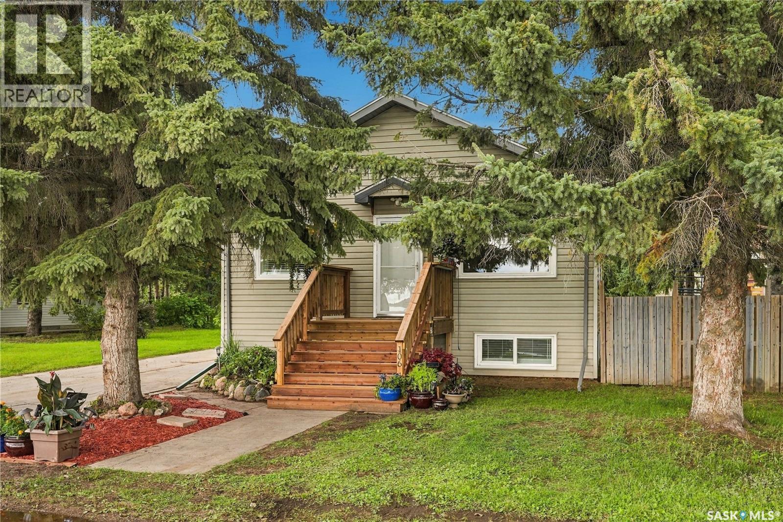 106 5th AVENUE W Property Photo 1