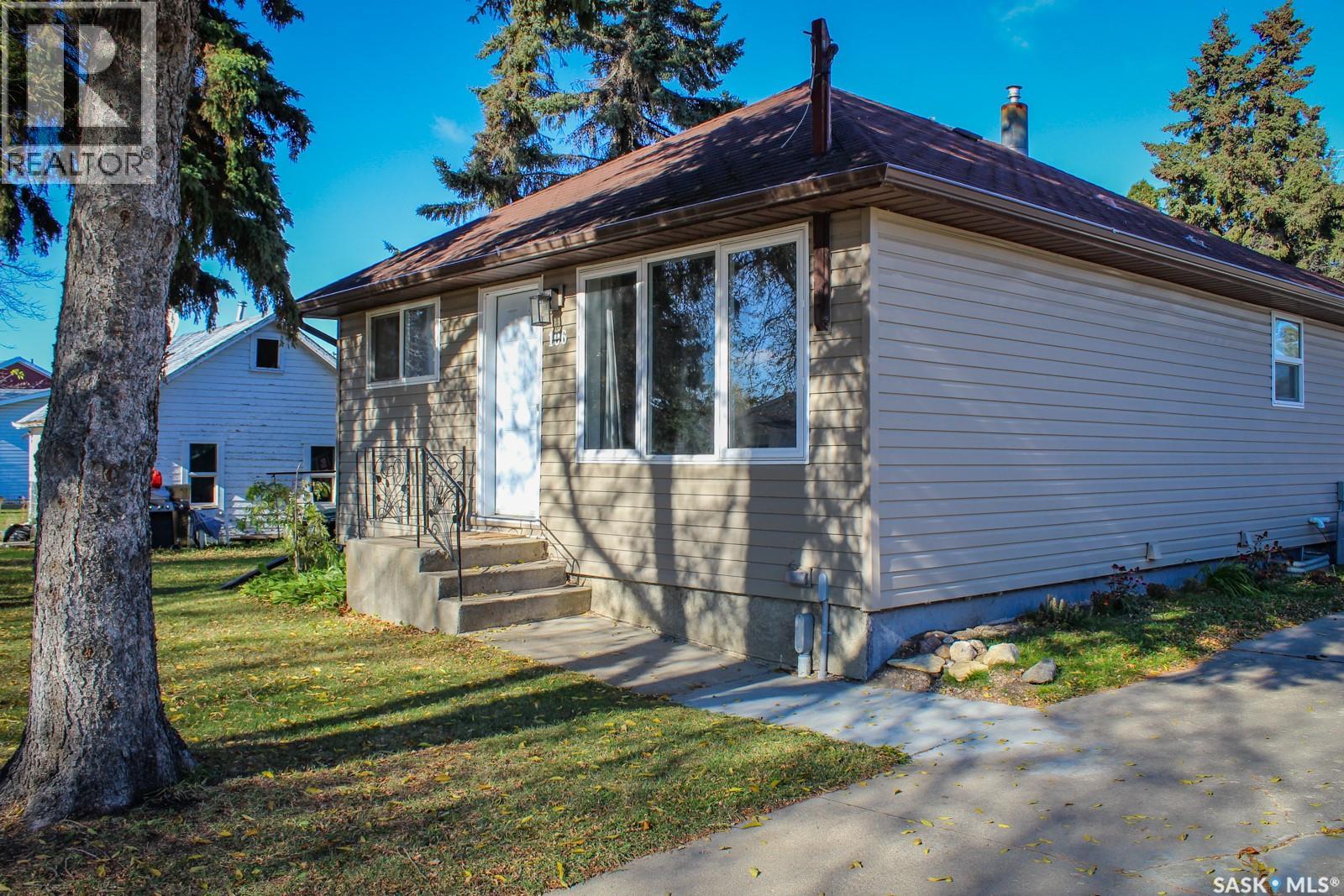 106 Higgins Avenue W Property Photo 2