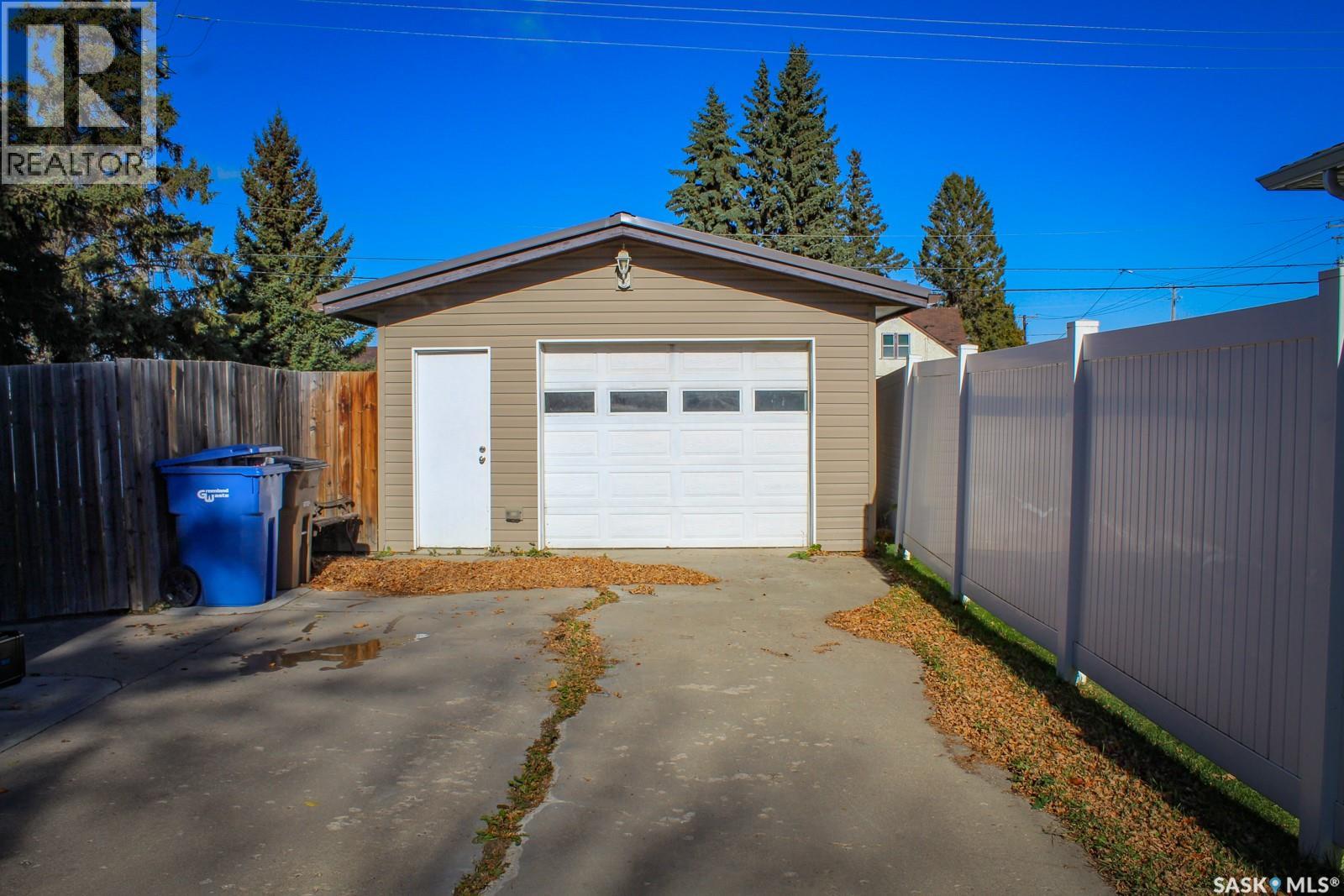 106 Higgins Avenue W Property Photo 4