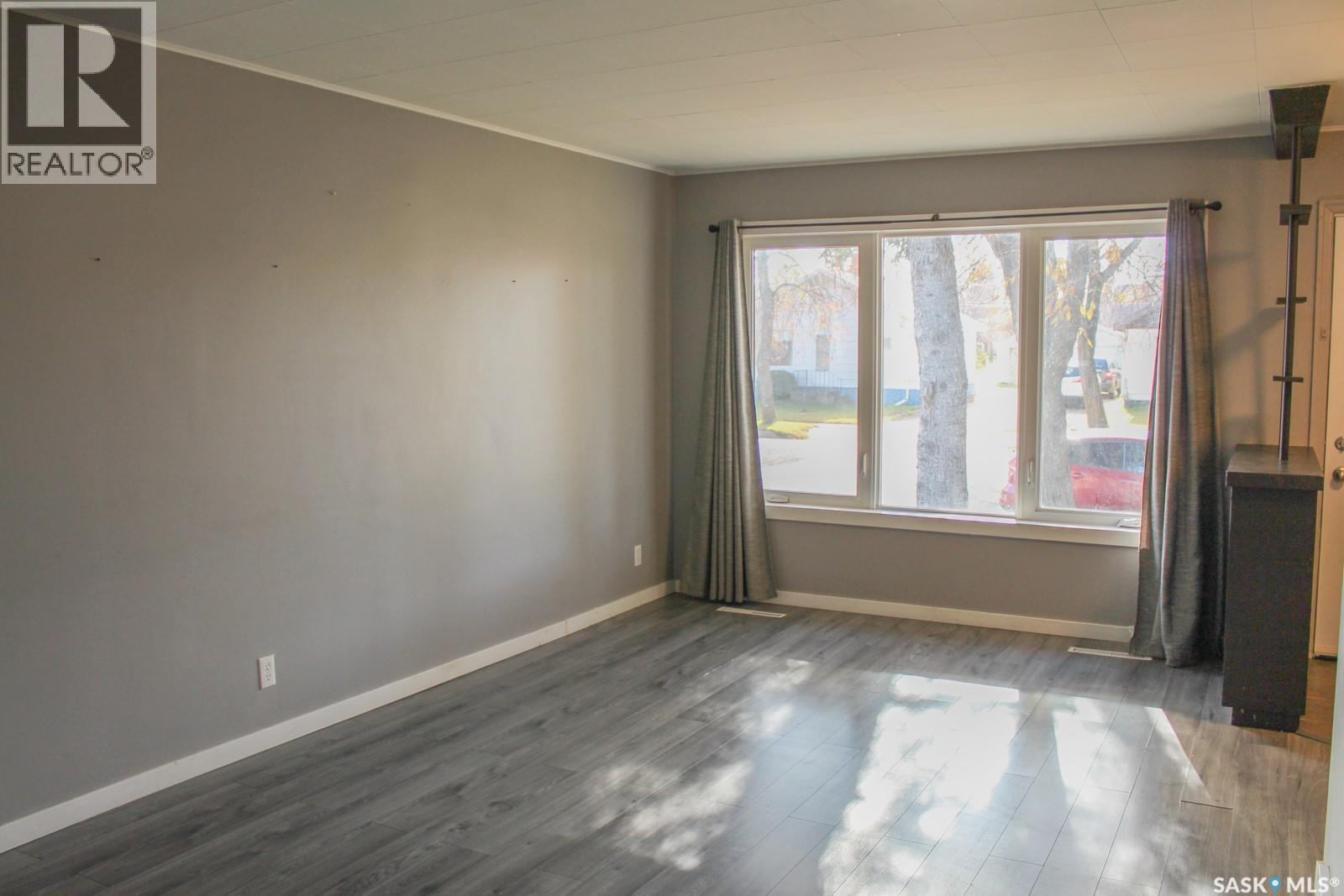 106 Higgins Avenue W Property Photo 6