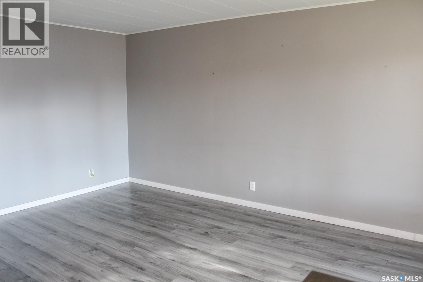 106 Higgins Avenue W Property Photo 7