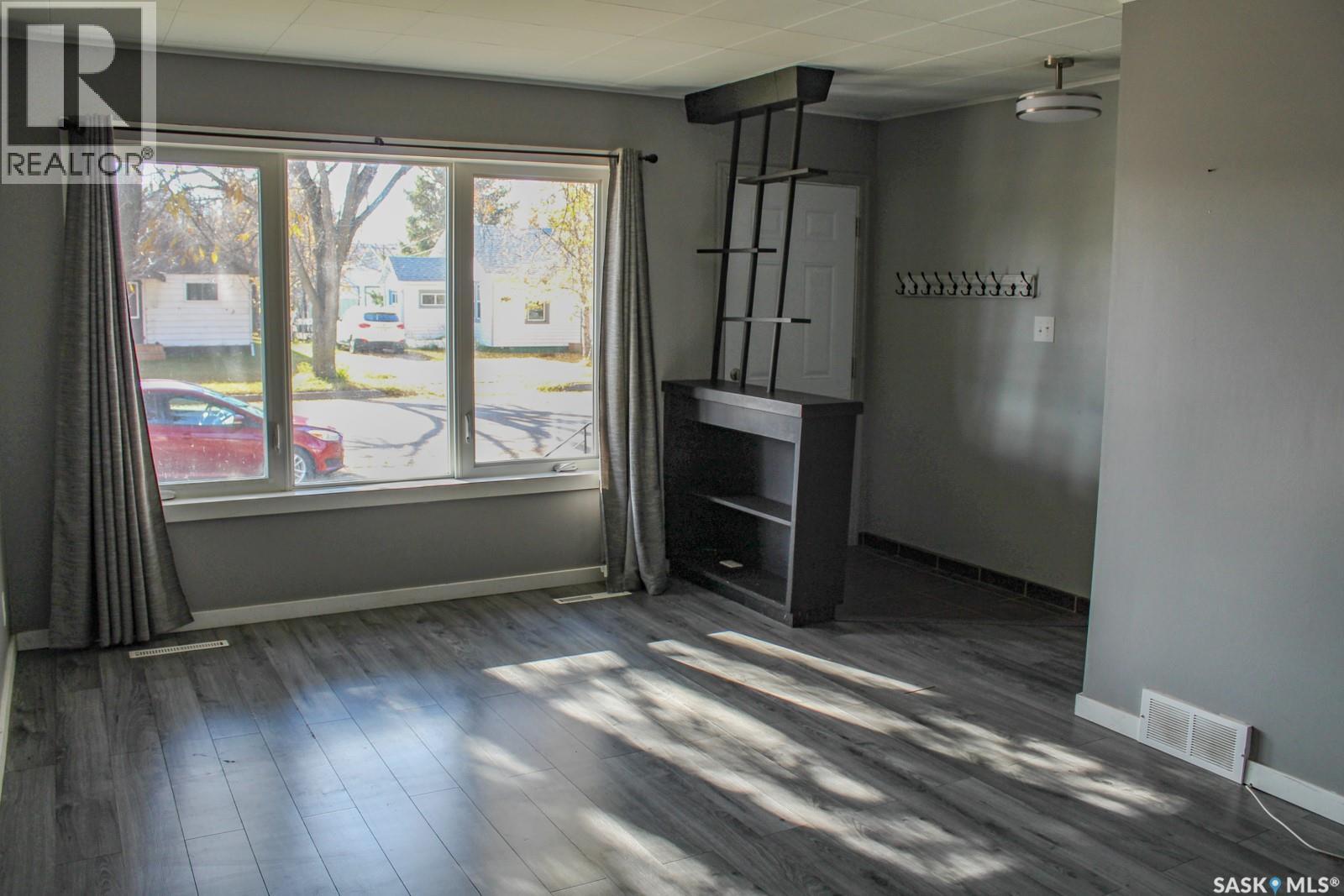 106 Higgins Avenue W Property Photo 8