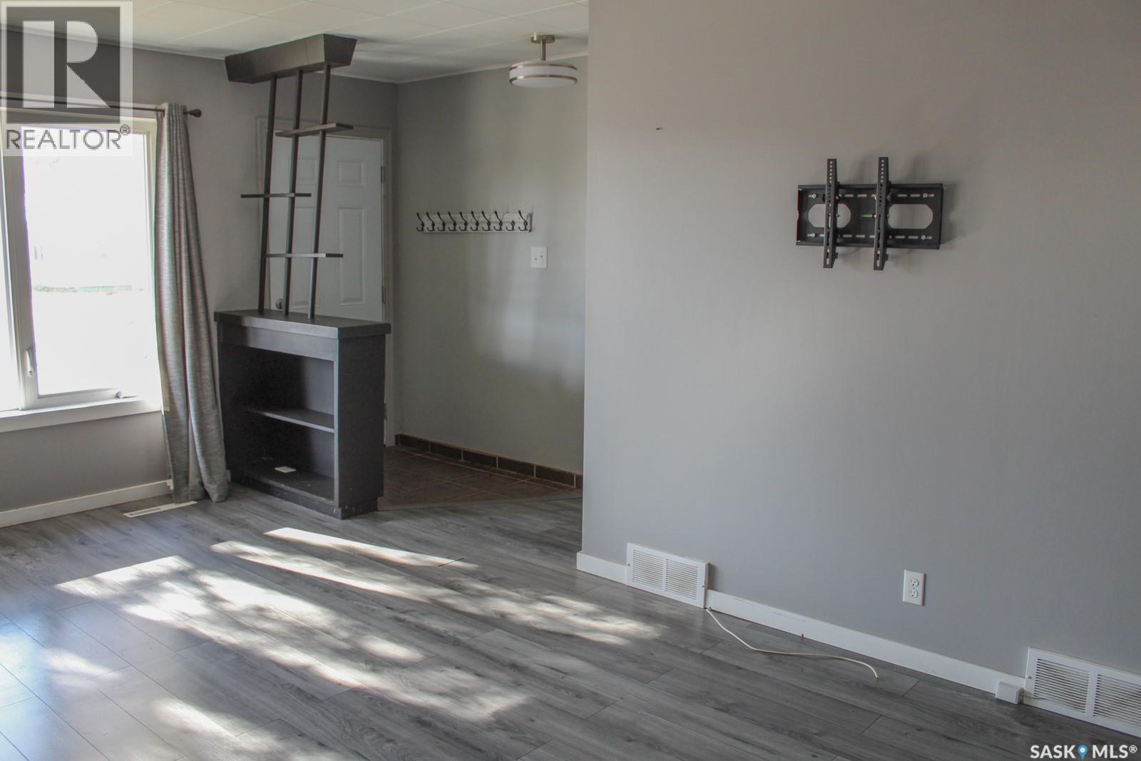 106 Higgins Avenue W Property Photo 9
