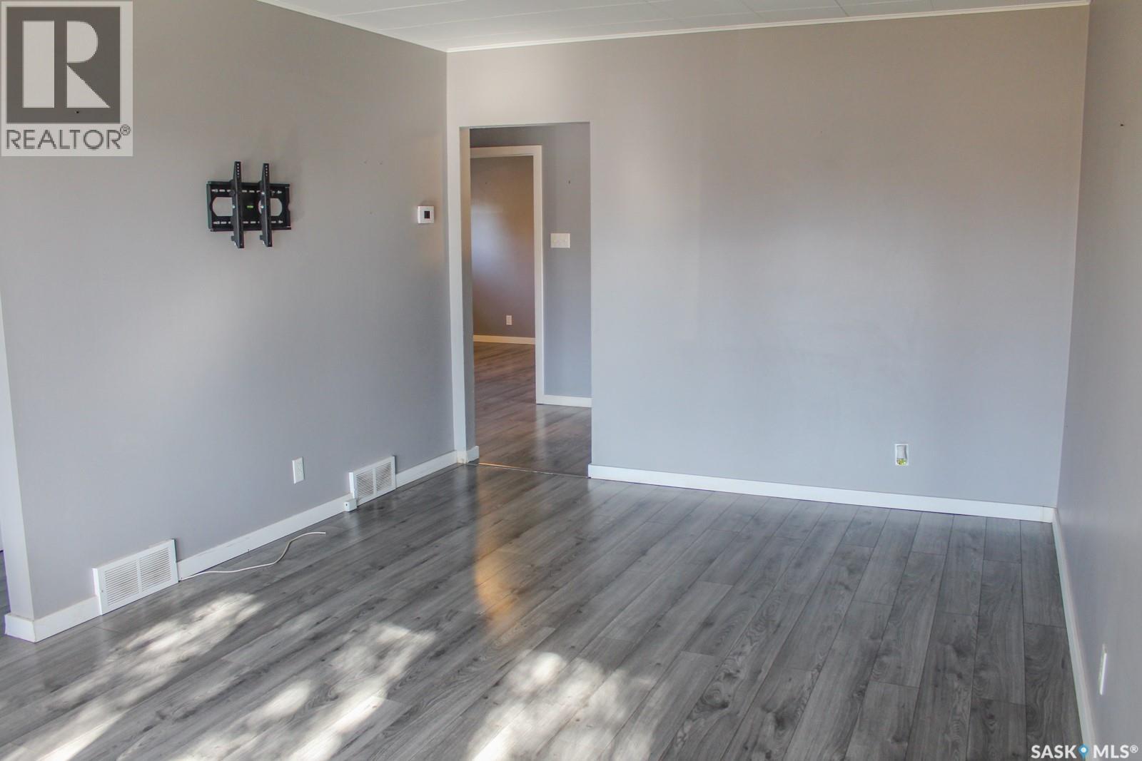 106 Higgins Avenue W Property Photo 10