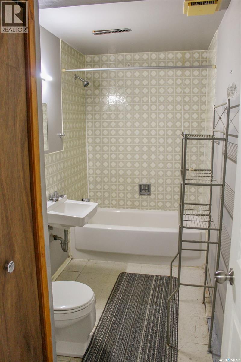 106 Higgins Avenue W Property Photo 25