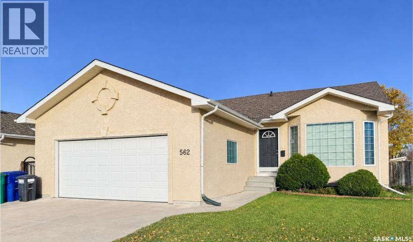 562 Blackburn CRESCENT Property Photo 1