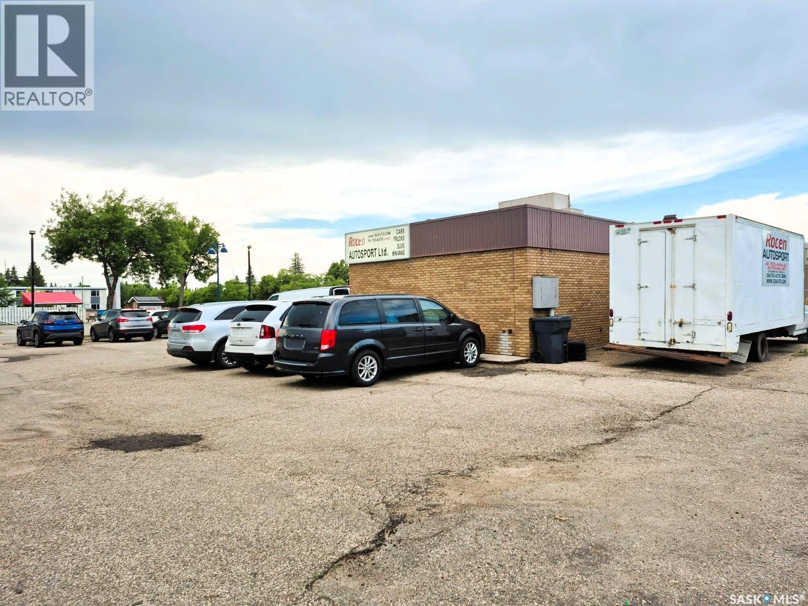 332 Broadway Street W Property Photo 5