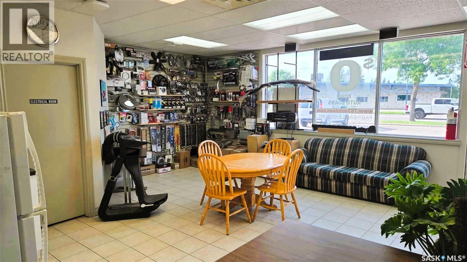 332 Broadway Street W Property Photo 9