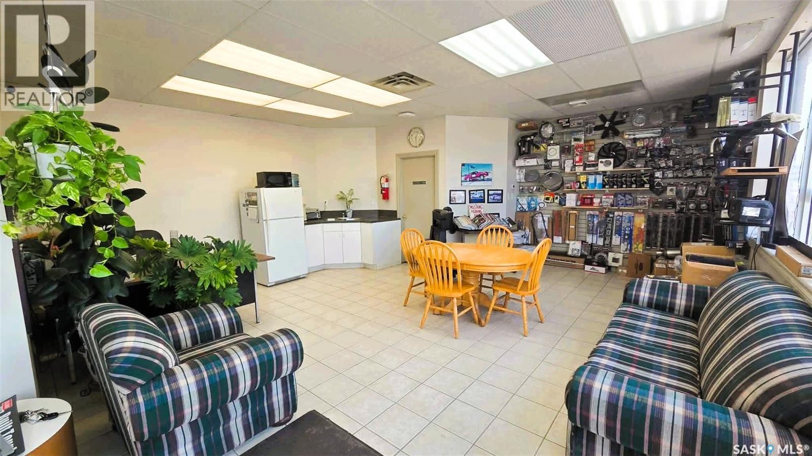 332 Broadway Street W Property Photo 10