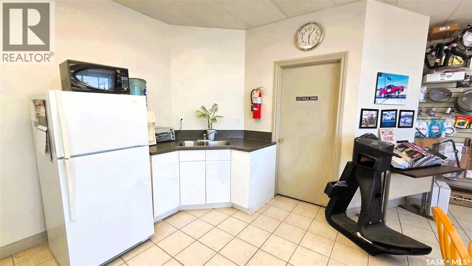 332 Broadway Street W Property Photo 12