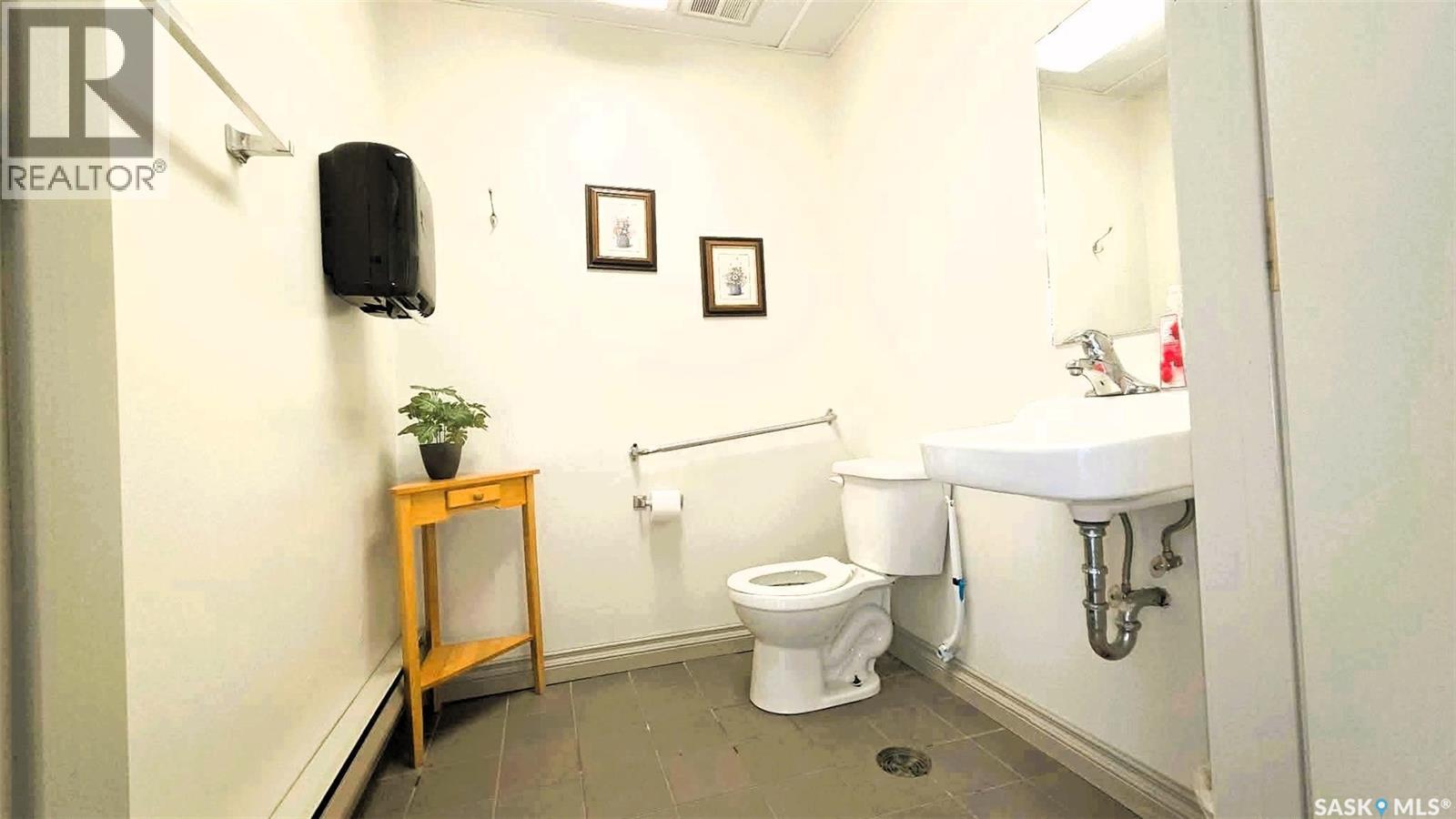 332 Broadway Street W Property Photo 17
