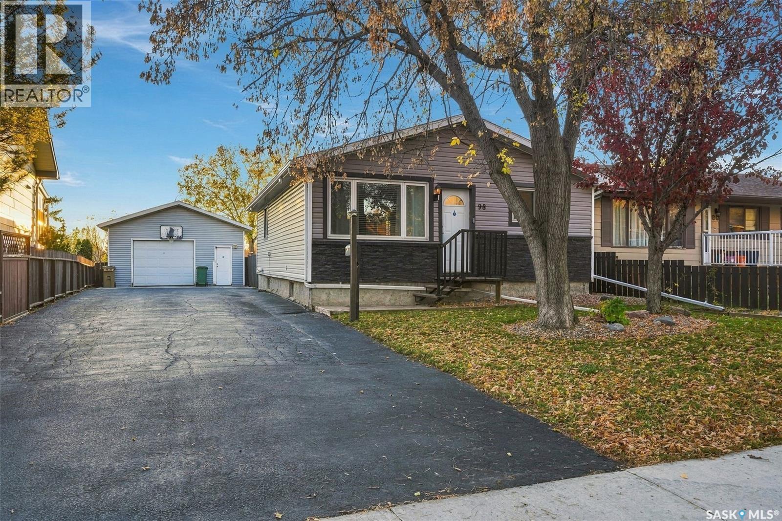 98 Magee Crescent Property Photo 1