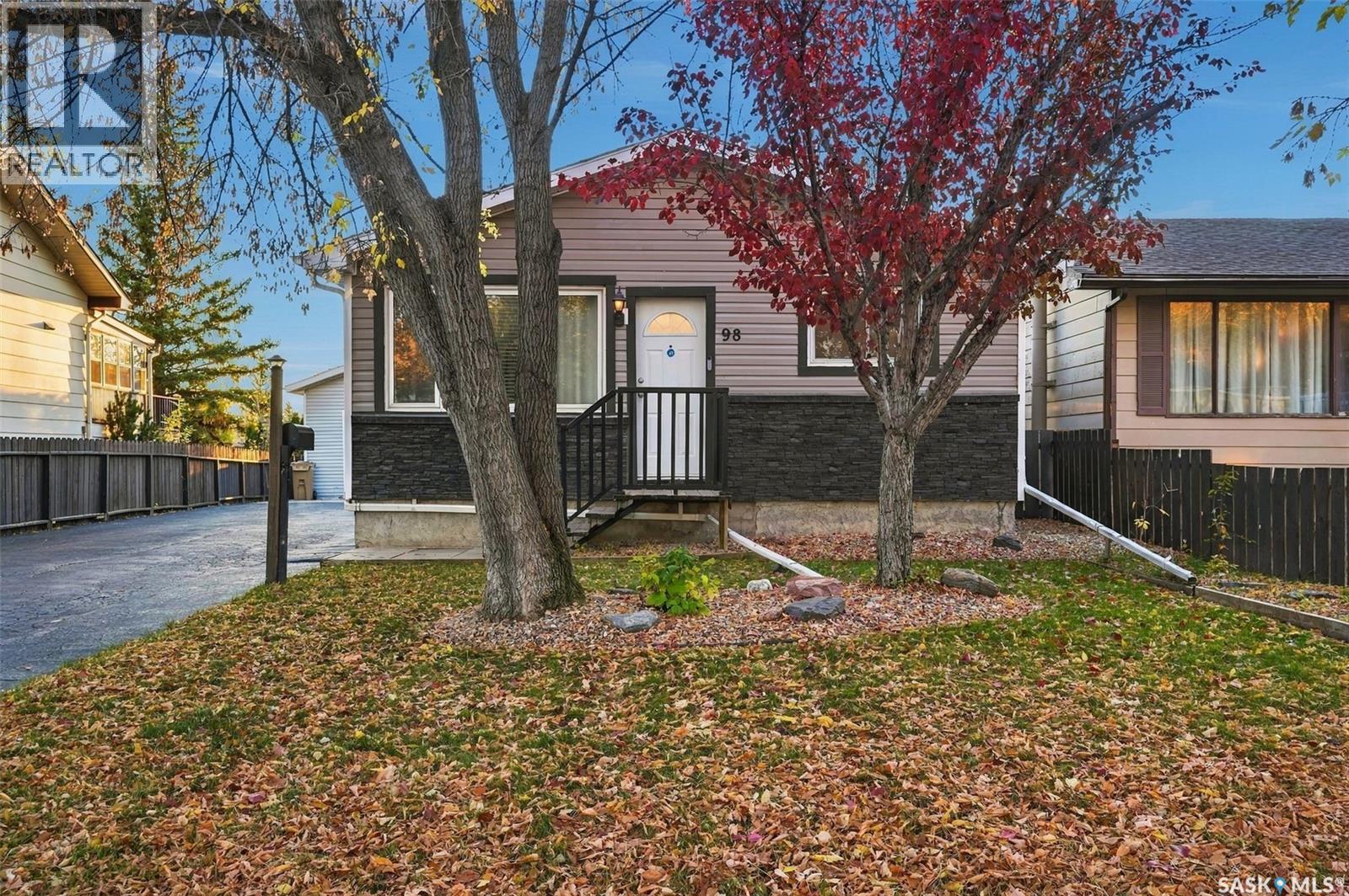 98 Magee Crescent Property Photo 2