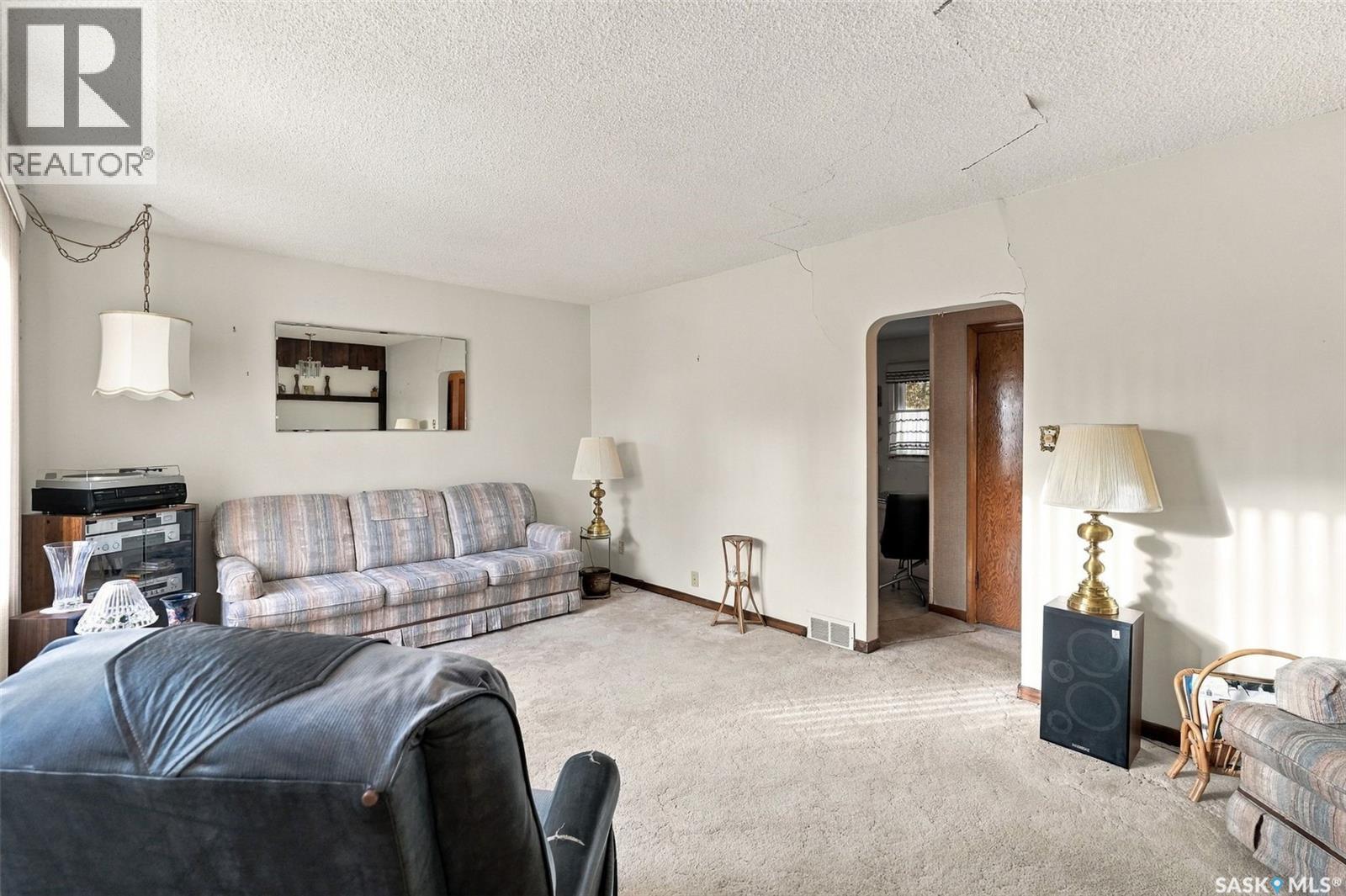 3030 Elphinstone Street Property Photo 2