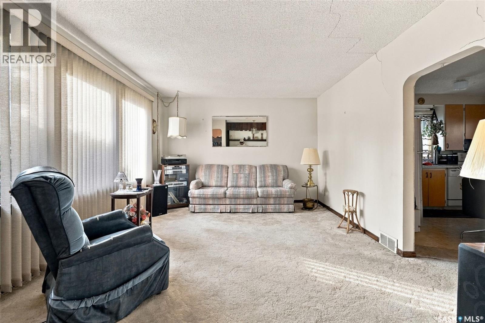 3030 Elphinstone Street Property Photo 3