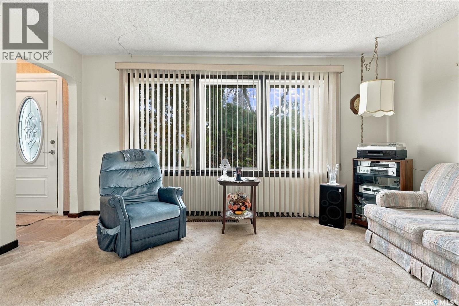 3030 Elphinstone Street Property Photo 4