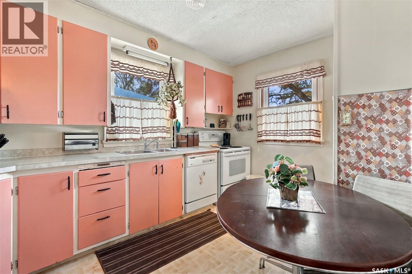 3030 Elphinstone Street Property Photo 6