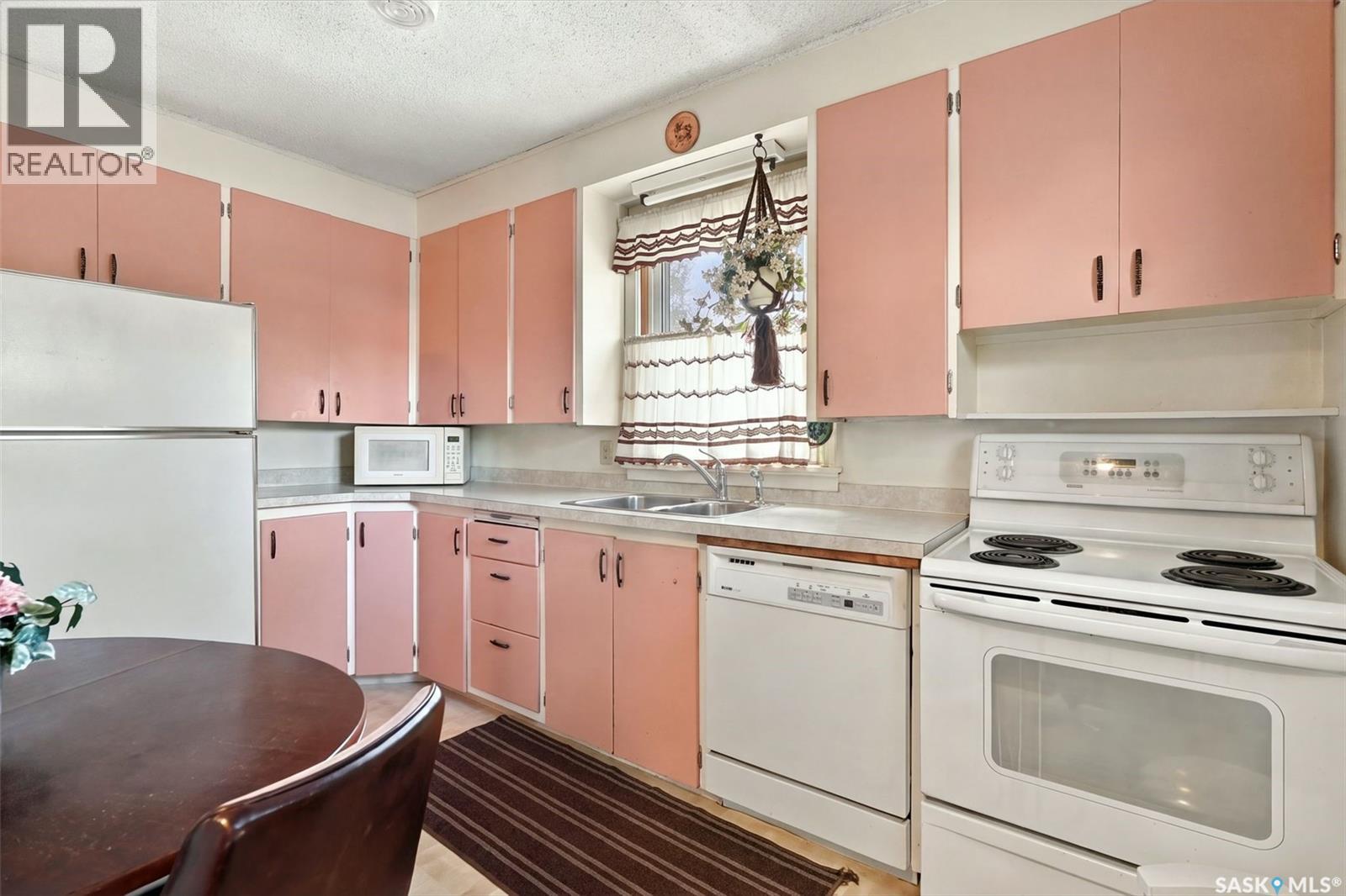 3030 Elphinstone Street Property Photo 8