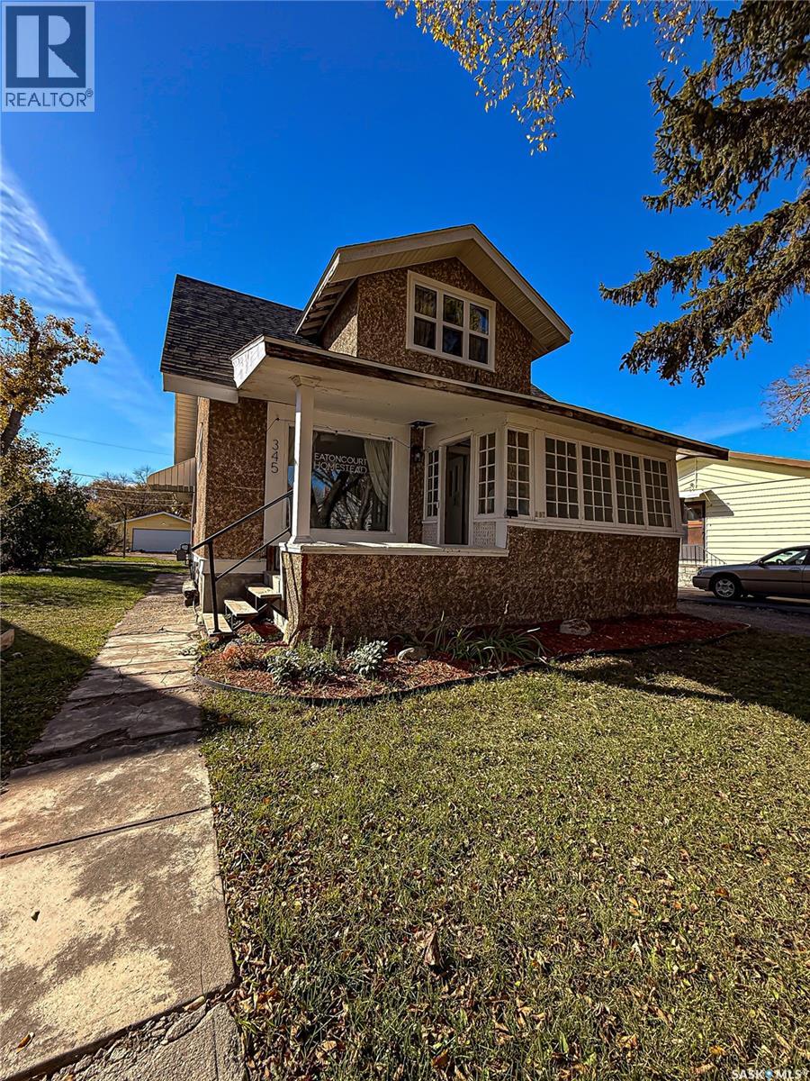 345 2nd Street W Property Photo 1