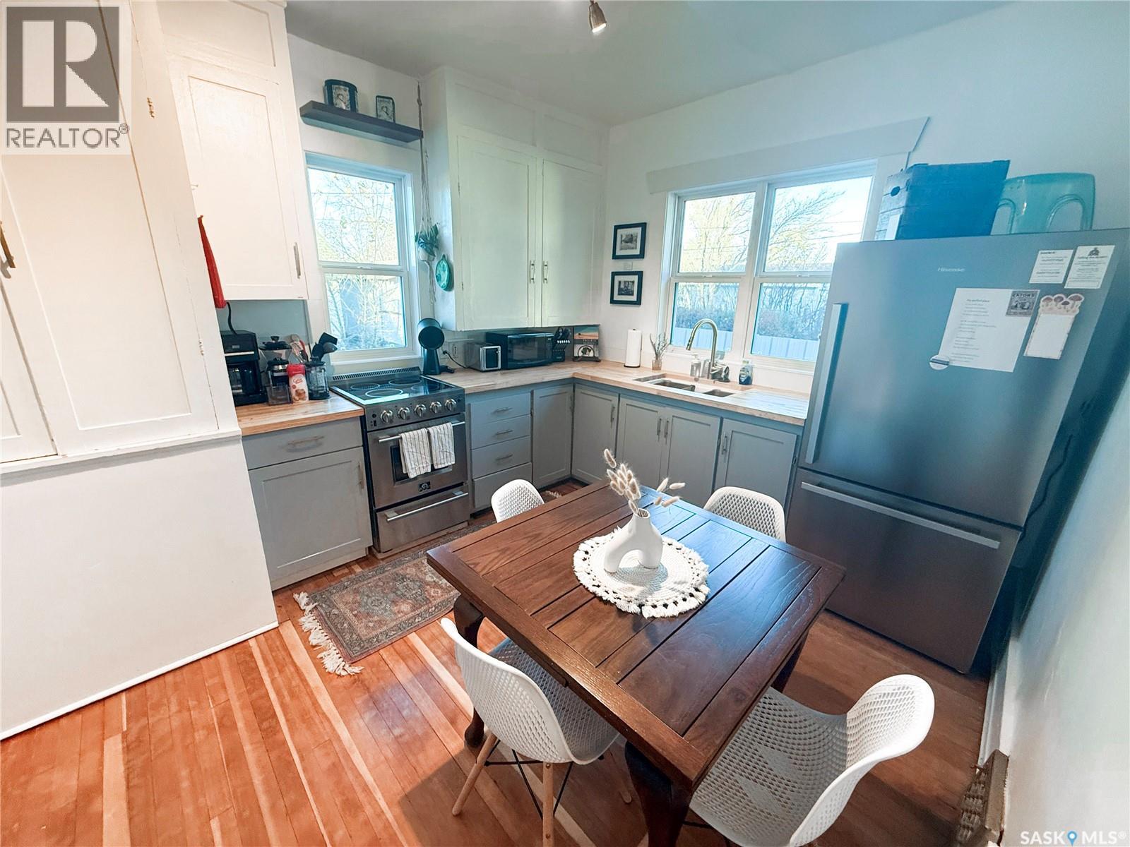 345 2nd Street W Property Photo 3