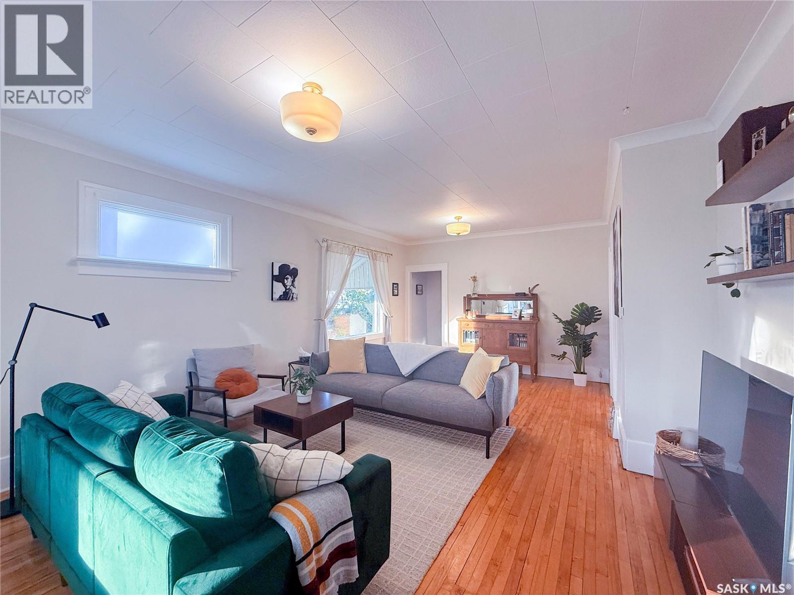 345 2nd Street W Property Photo 4