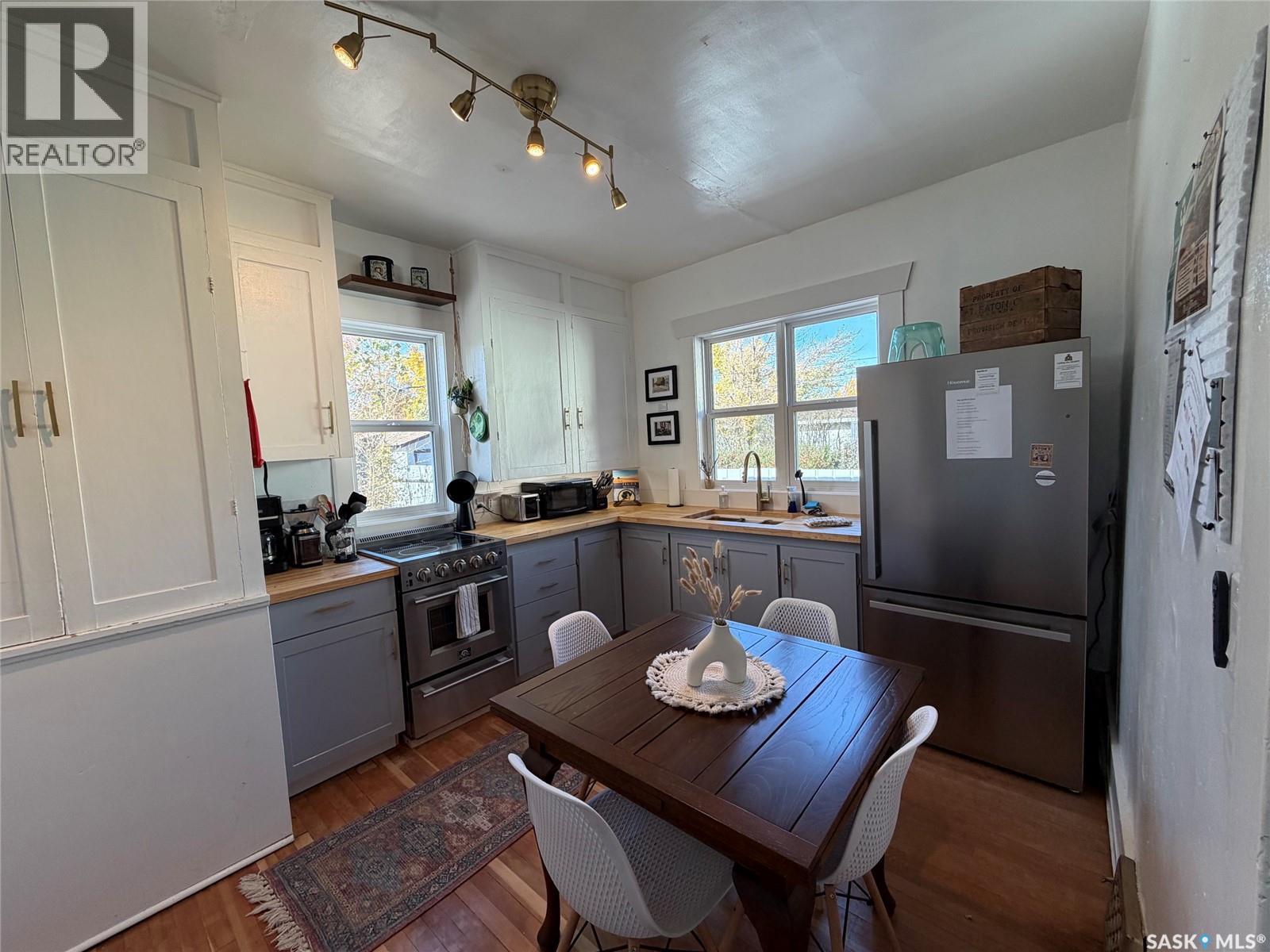 345 2nd Street W Property Photo 7