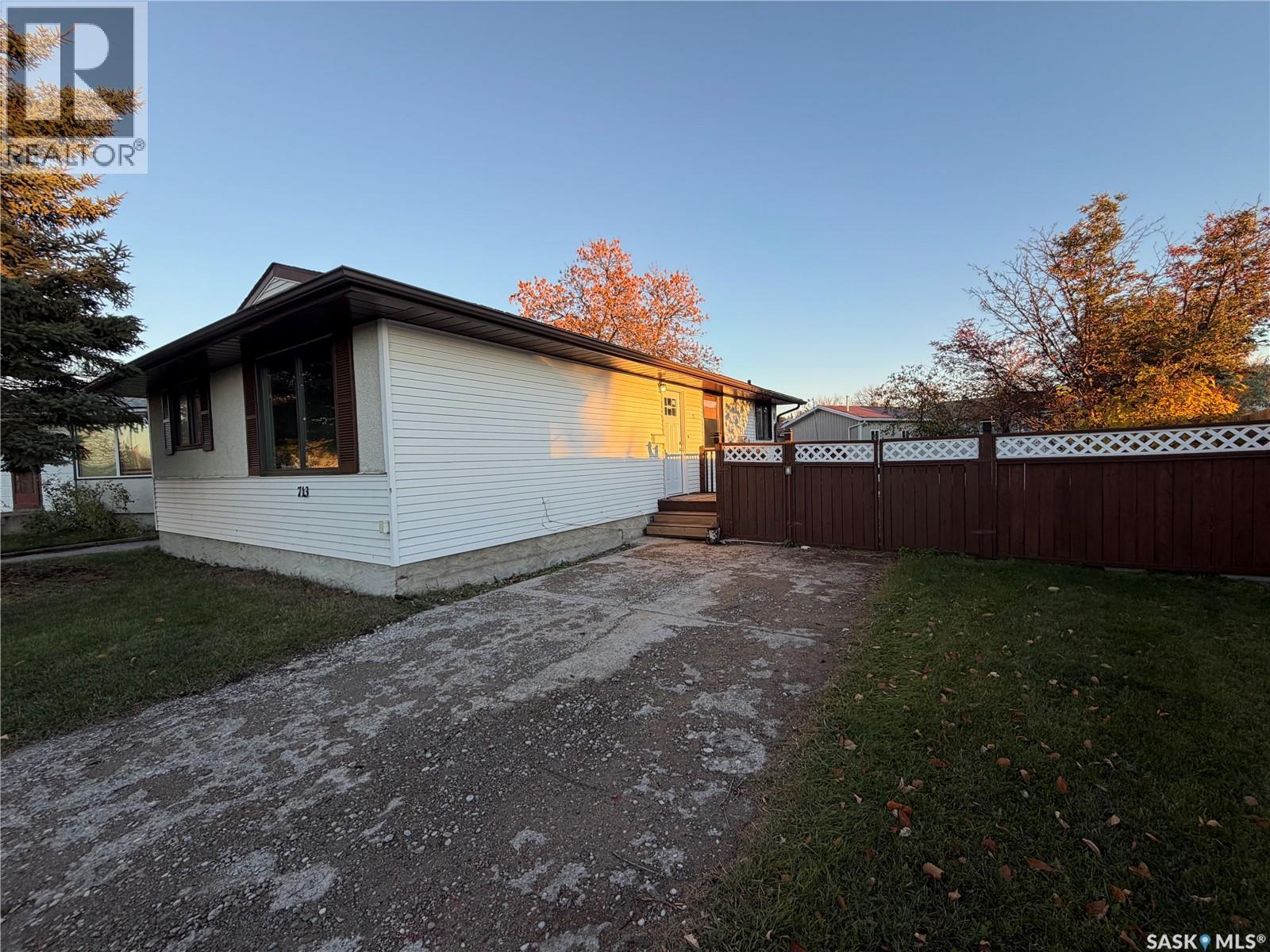 713 Birch CRESCENT Property Photo 1