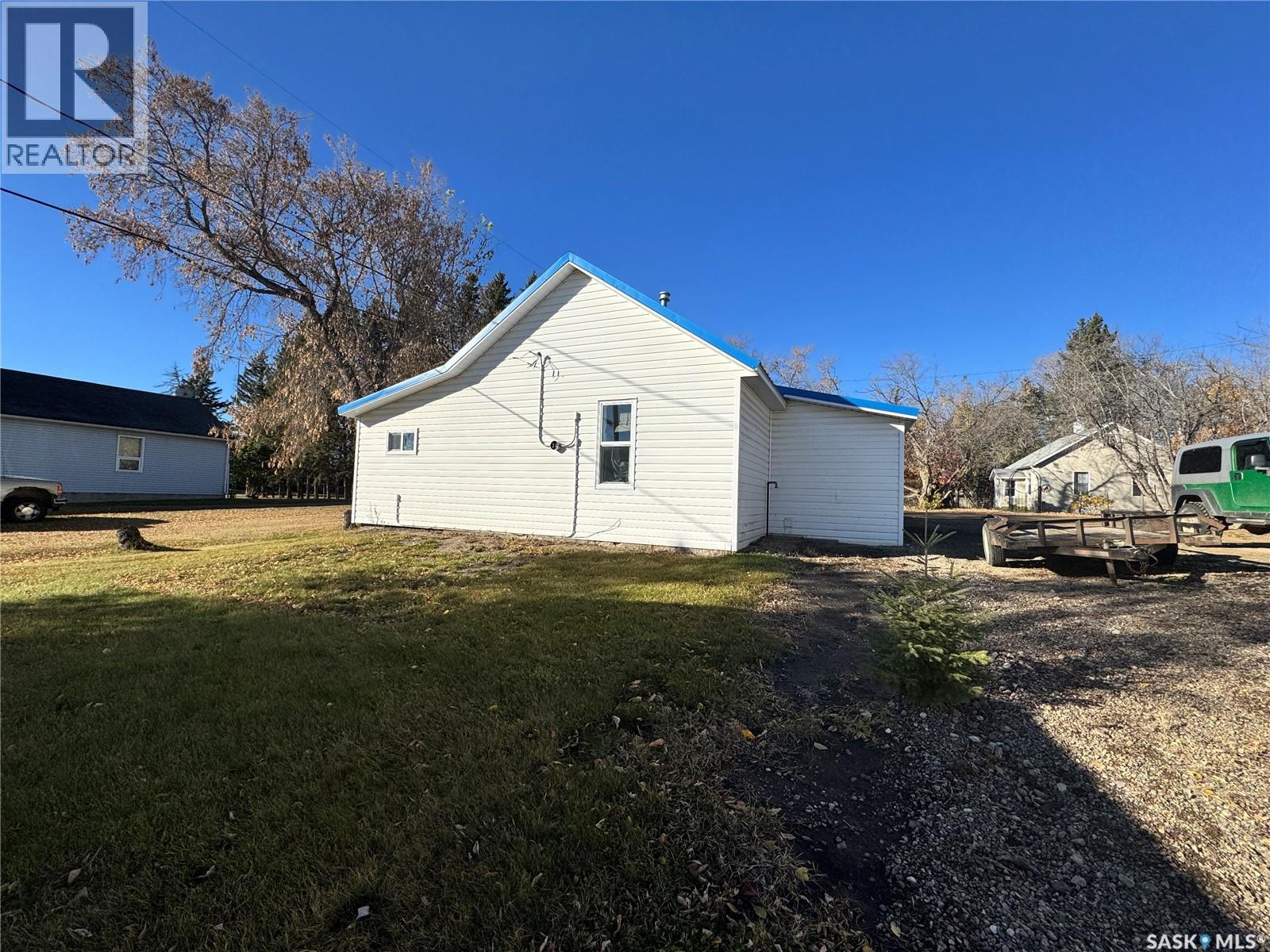 144 3 Street E Property Photo 2