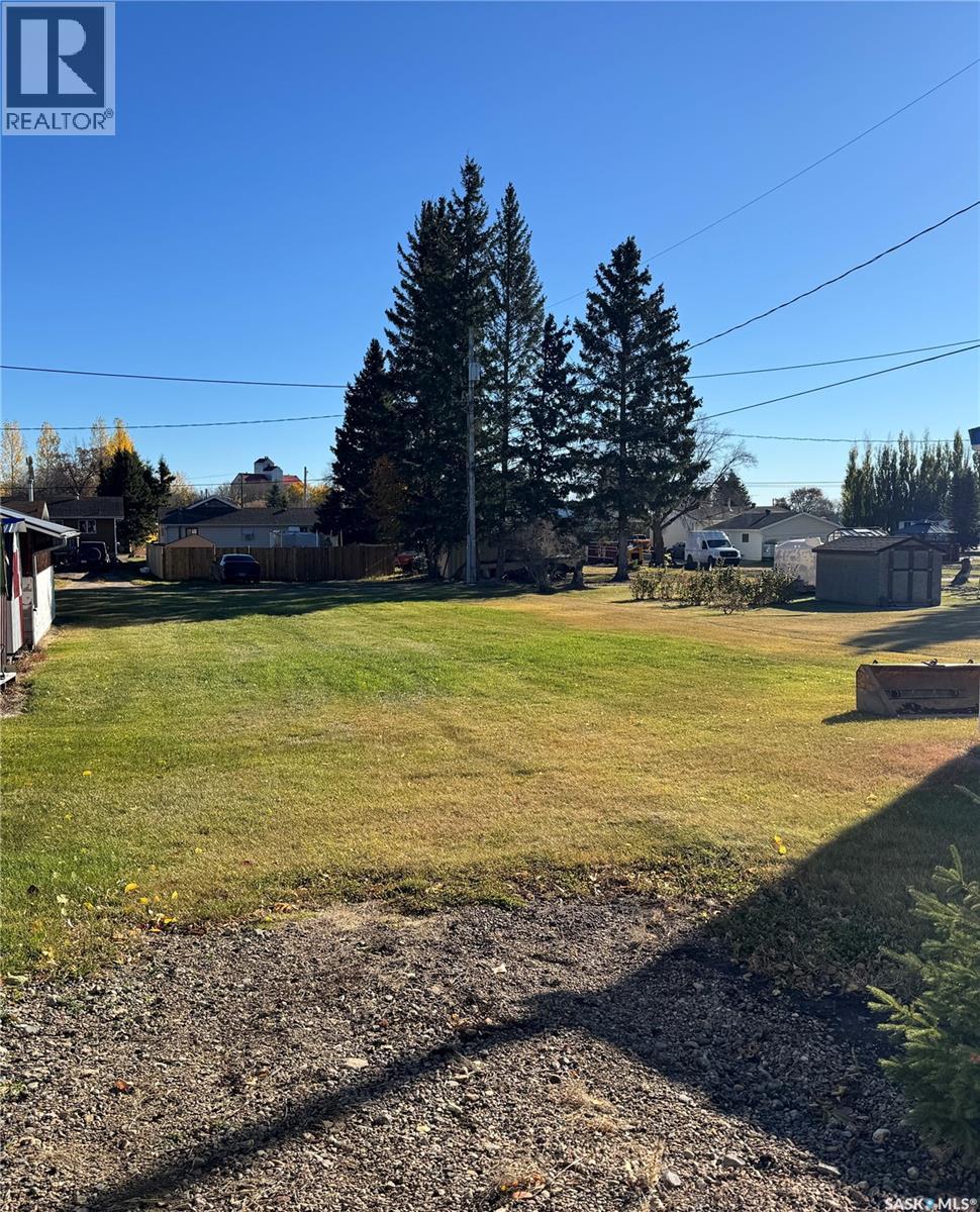 144 3 Street E Property Photo 3