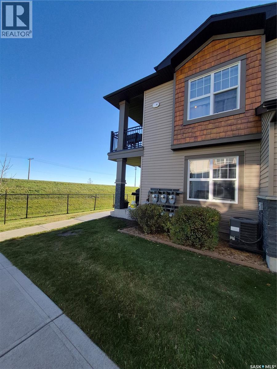1702 1015 Patrick Crescent Property Photo 1