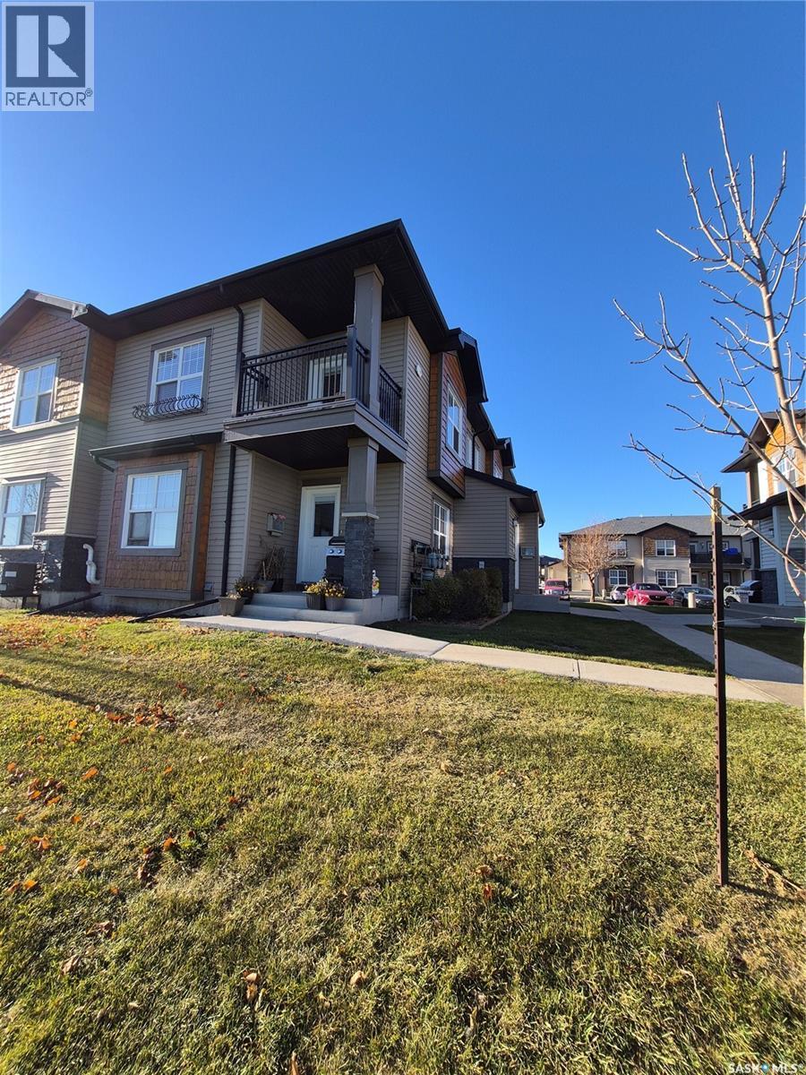 1702 1015 Patrick Crescent Property Photo 2