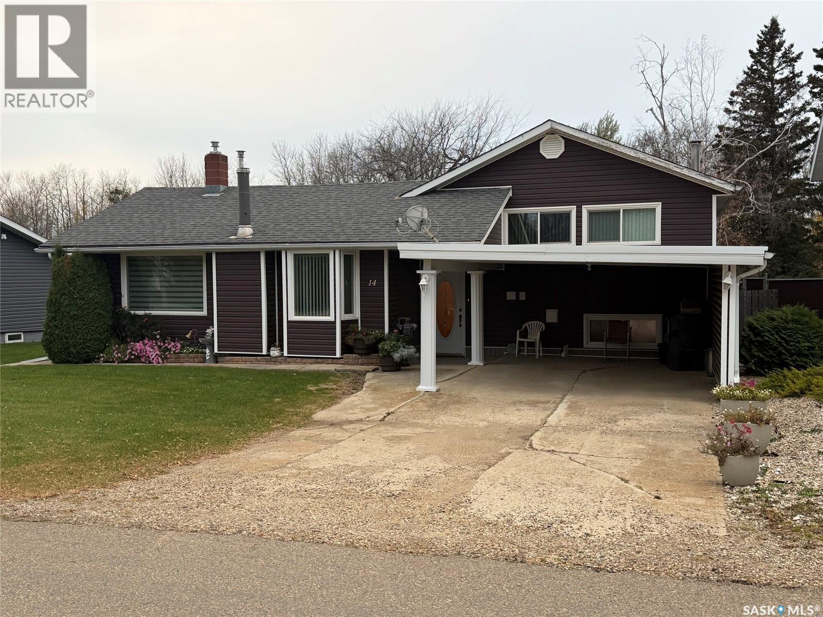 14 14 Fourth Street W Property Photo 1