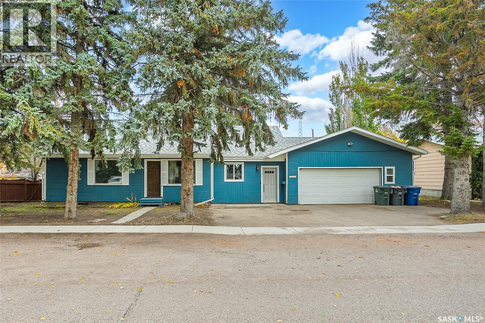 401 2nd Street E Property Photo 1
