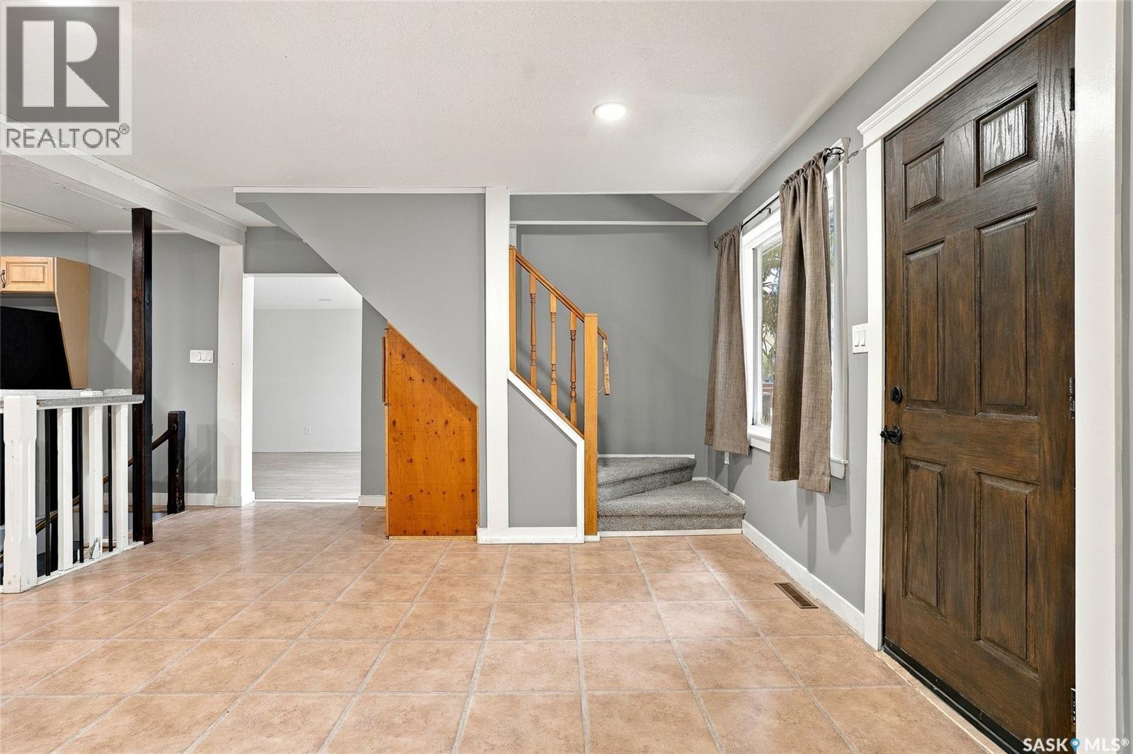401 2nd Street E Property Photo 9