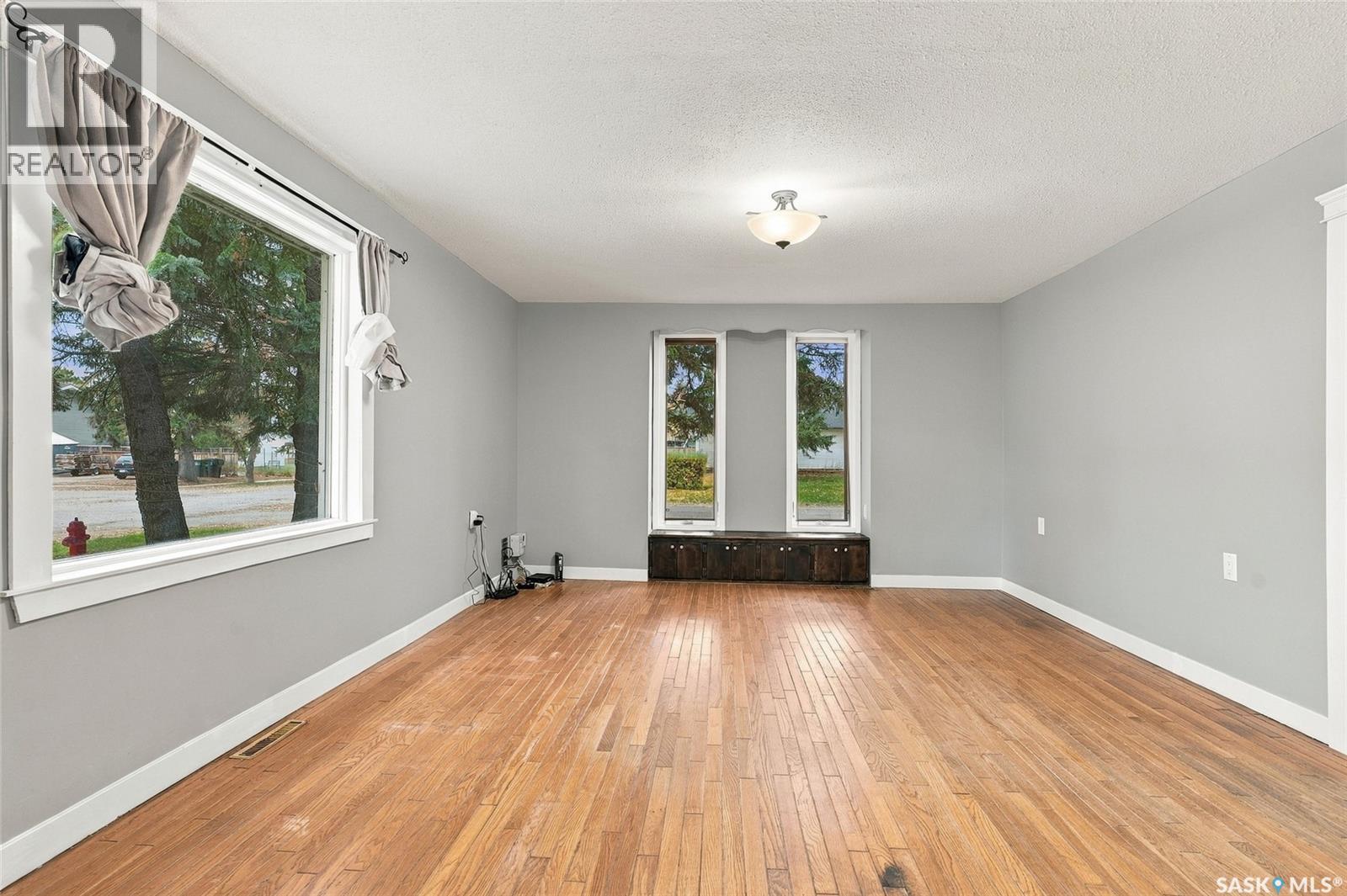 401 2nd Street E Property Photo 11